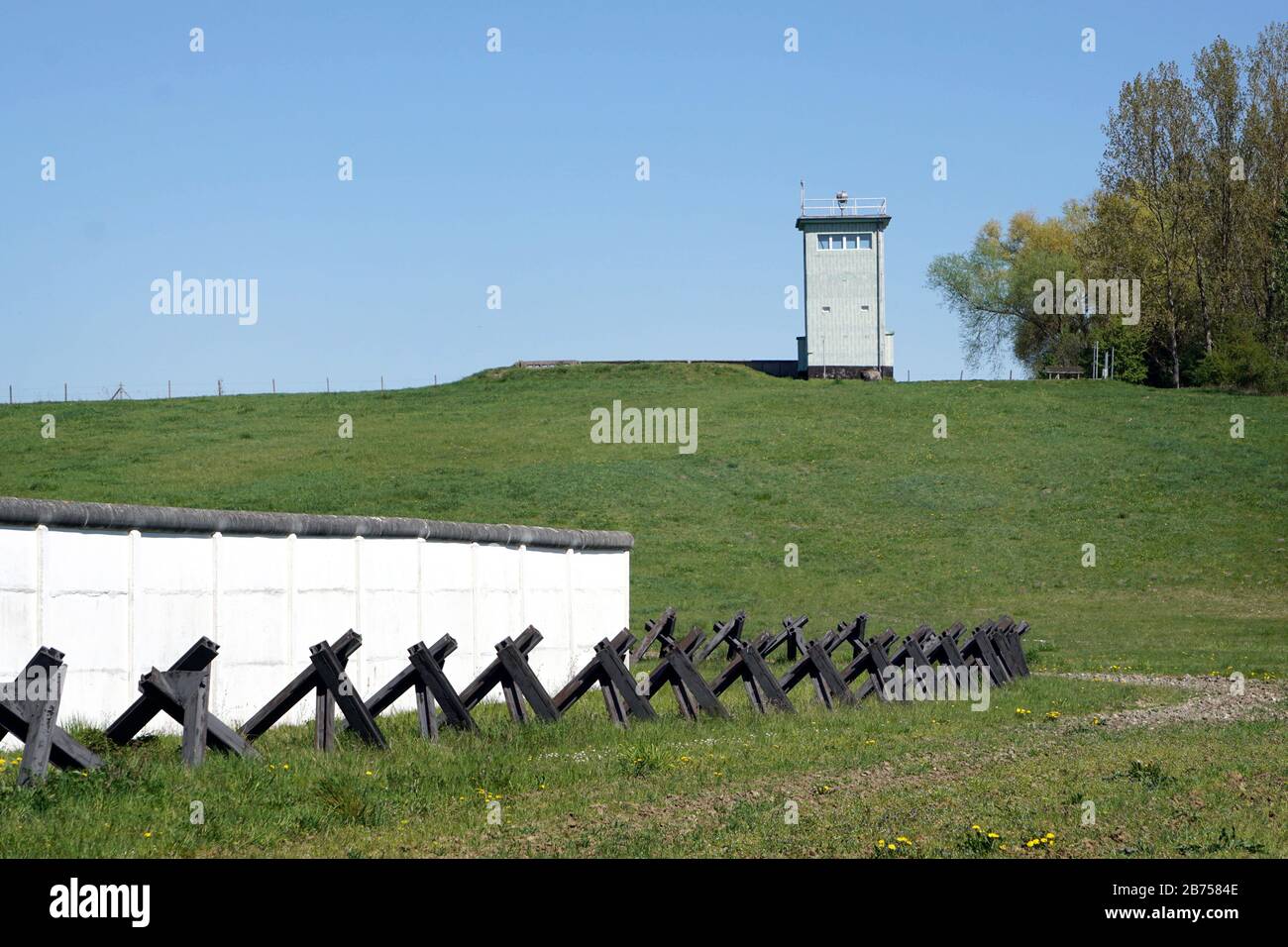 Grenzdenkmal Hoetensleben, ehemalige Grenzbefestigungen der DDR in Hoetensleben, der heutigen Landesgrenze zwischen Sachsen-Anhalt und Niedersachsen. In diesem Jahr, am 9. November 2019, wird der Fall der Berliner Mauer zum 30. Jahrestag ihres Falls. [Automatisierte Übersetzung] Stockfoto