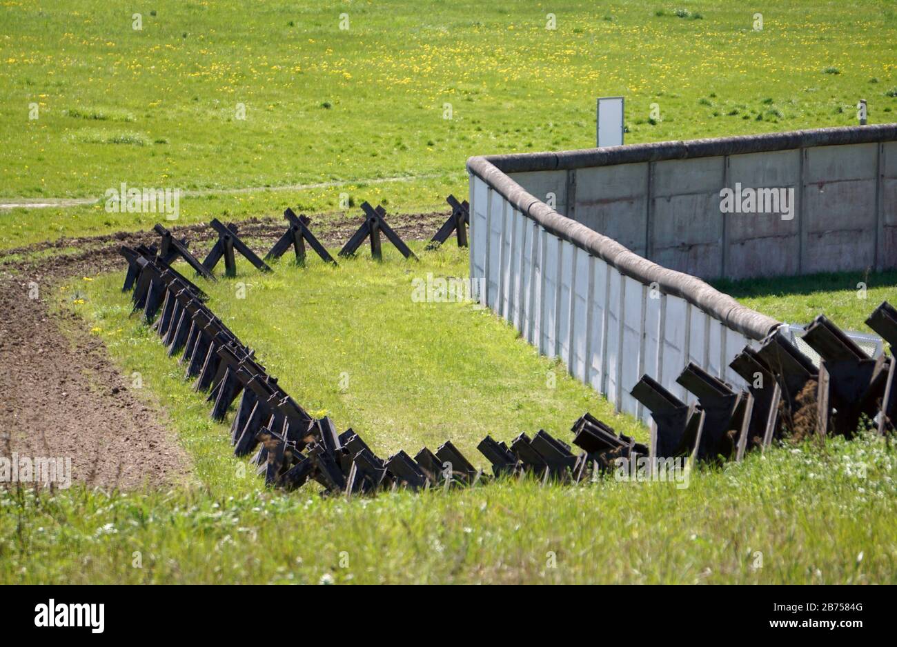 Grenzdenkmal Hoetensleben, ehemalige Grenzbefestigungen der DDR in Hoetensleben, der heutigen Landesgrenze zwischen Sachsen-Anhalt und Niedersachsen. In diesem Jahr, am 9. November 2019, wird der Fall der Berliner Mauer zum 30. Jahrestag ihres Falls. [Automatisierte Übersetzung] Stockfoto