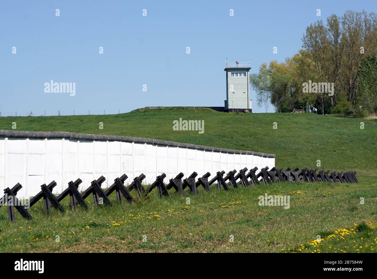 Grenzdenkmal Hoetensleben, ehemalige Grenzbefestigungen der DDR in Hoetensleben, der heutigen Landesgrenze zwischen Sachsen-Anhalt und Niedersachsen. In diesem Jahr, am 9. November 2019, wird der Fall der Berliner Mauer zum 30. Jahrestag ihres Falls. [Automatisierte Übersetzung] Stockfoto