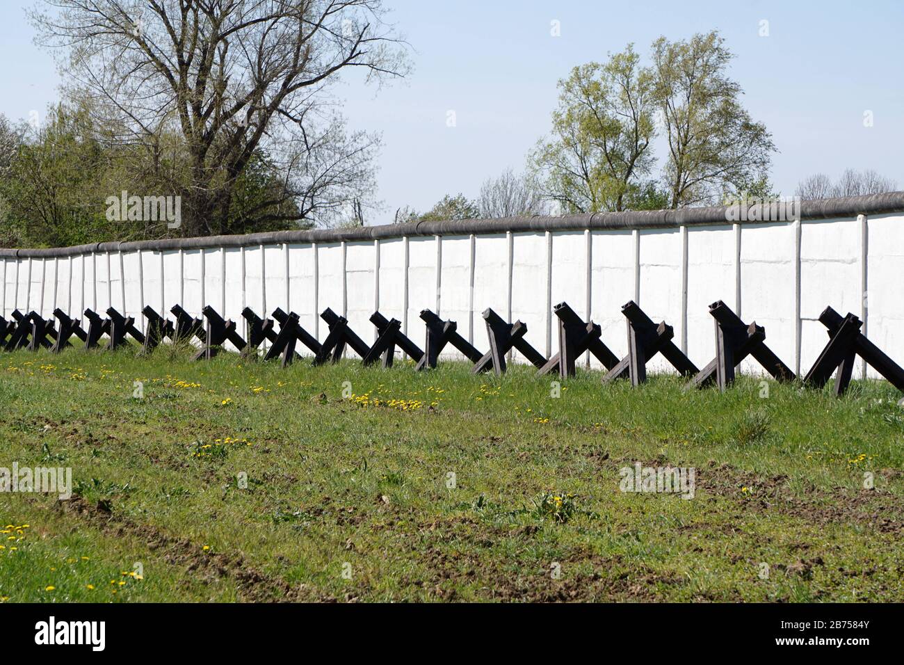 Grenzdenkmal Hoetensleben, ehemalige Grenzbefestigungen der DDR in Hoetensleben, der heutigen Landesgrenze zwischen Sachsen-Anhalt und Niedersachsen. In diesem Jahr, am 9. November 2019, wird der Fall der Berliner Mauer zum 30. Jahrestag ihres Falls. [Automatisierte Übersetzung] Stockfoto