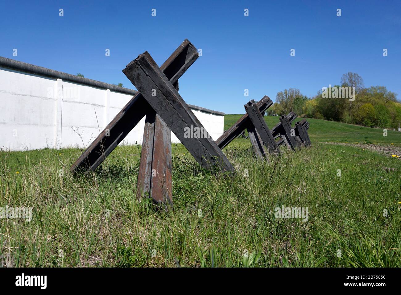 Grenzdenkmal Hoetensleben, ehemalige Grenzbefestigungen der DDR in Hoetensleben, der heutigen Landesgrenze zwischen Sachsen-Anhalt und Niedersachsen. In diesem Jahr, am 9. November 2019, wird der Fall der Berliner Mauer zum 30. Jahrestag ihres Falls. [Automatisierte Übersetzung] Stockfoto