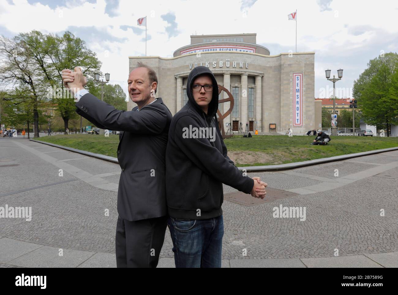 Die Partei startet den EU-Wahlkampf mit dem Vorsitzenden Martin Sonneborn, links, und dem Komiker Nico Semsrott, am 23.04.2019 [automatisierte Übersetzung] Stockfoto
