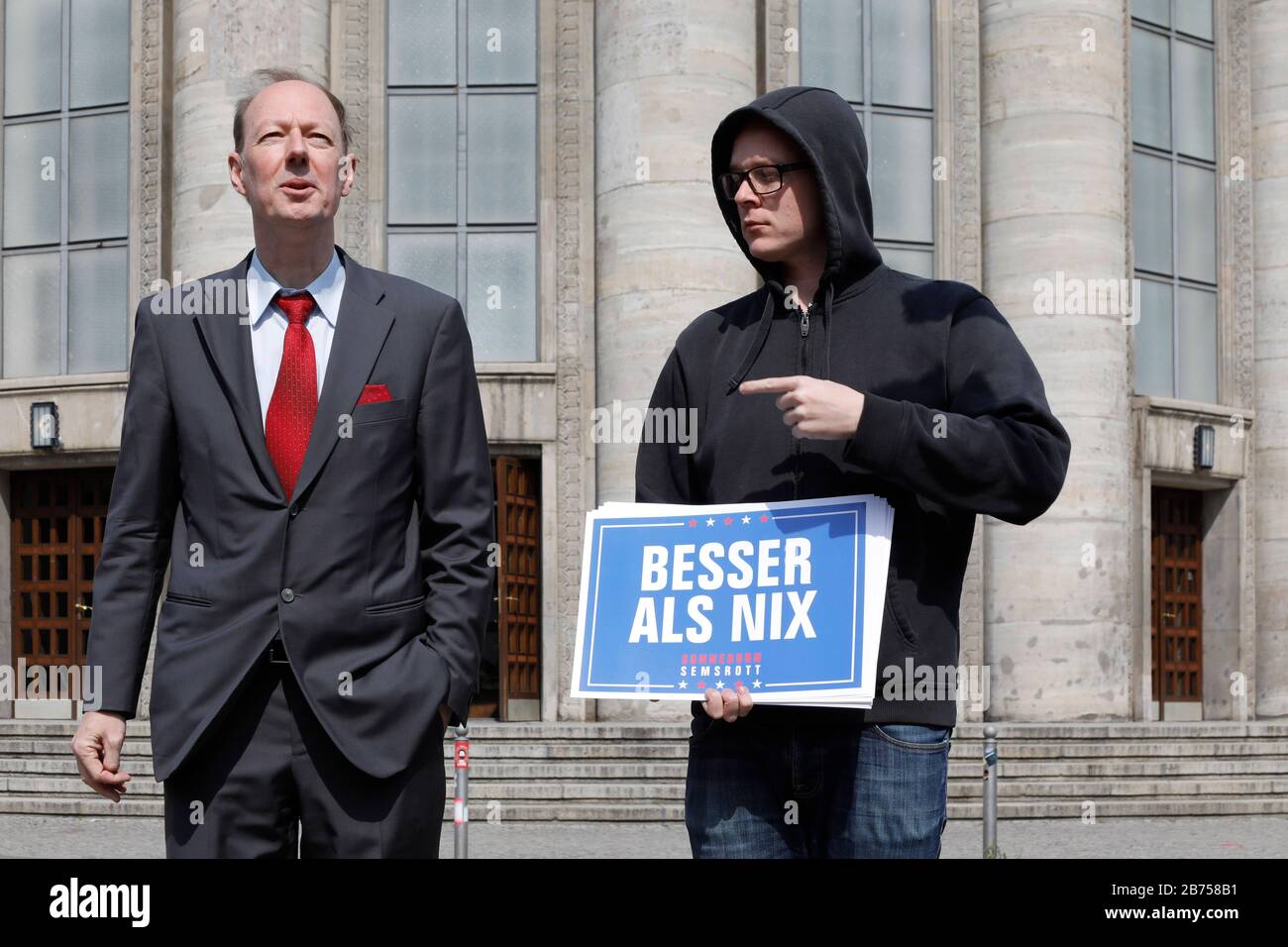 Die Partei startet den EU-Wahlkampf mit dem Vorsitzenden Martin Sonneborn,  links, und dem Komiker Nico Semsrott, am 23.04.2019 [automatisierte  Übersetzung] Stockfotografie - Alamy