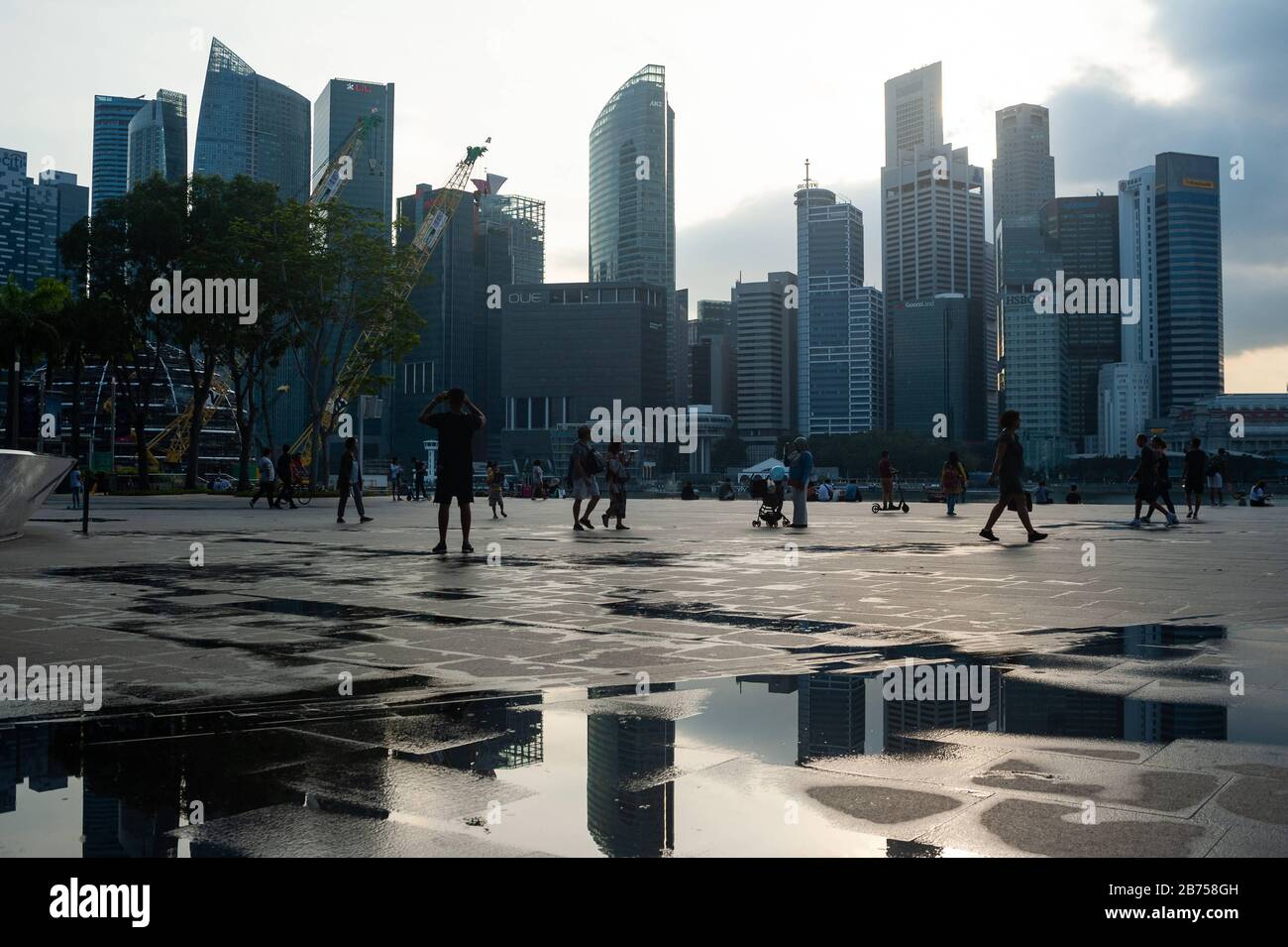 05.04.2019, Singapur, Republik Singapur, Asien - Menschen an der Promenade in der Marina Bay mit der Skyline des Geschäftsviertels im Hintergrund. [Automatisierte Übersetzung] Stockfoto