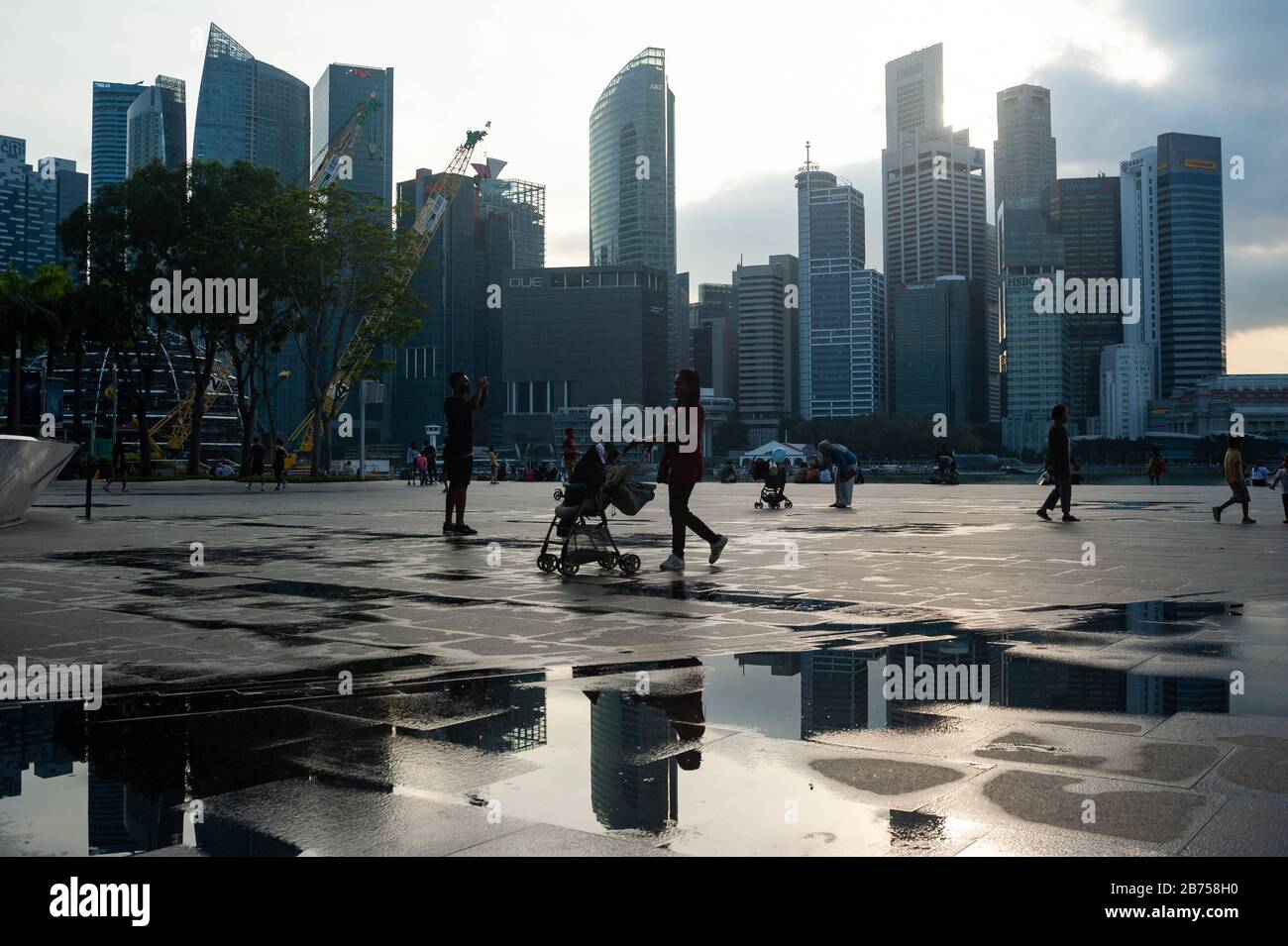 05.04.2019, Singapur, Republik Singapur, Asien - Menschen an der Promenade in der Marina Bay mit der Skyline des Geschäftsviertels im Hintergrund. [Automatisierte Übersetzung] Stockfoto