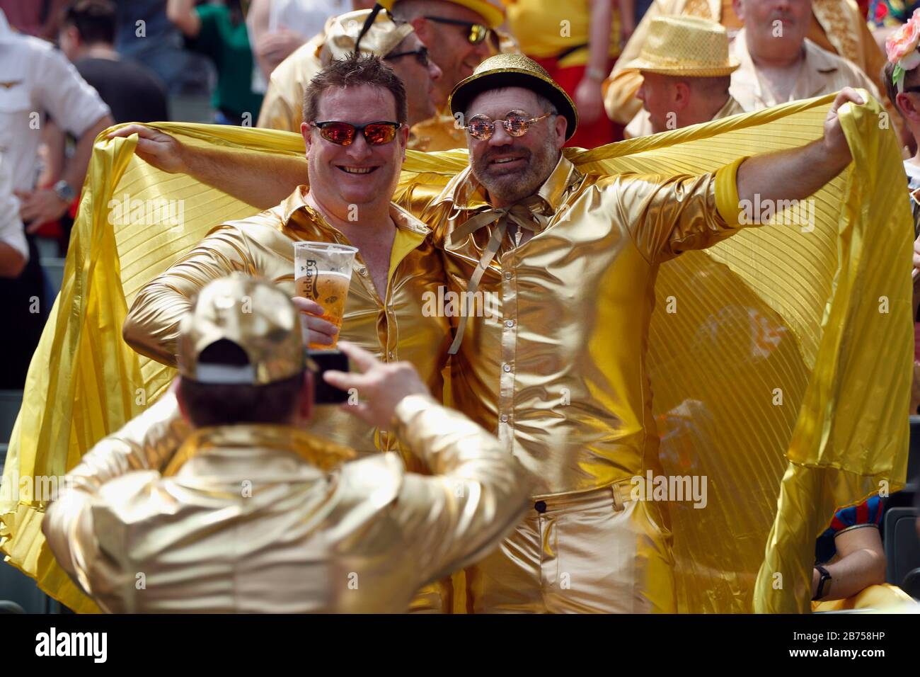 Fans besuchen die HSBC World Rugby Sevens Series am 2. Tag im Hong Kong Stadium. Stockfoto