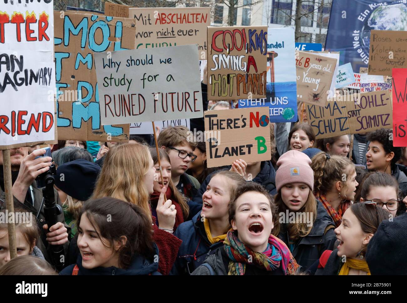 Schüler demonstrierten am 29.03.2019 bei einer "Freitag-für-Futre"-Demonstration in Berlin. Schüler demonstrierten bundesweit für den Klimaschutz und gegen untätige Politiker. Seit Dezember protestieren Berliner Studenten an den "Freitagen für die Zukunft" gegen den Klimawandel. [Automatisierte Übersetzung] Stockfoto