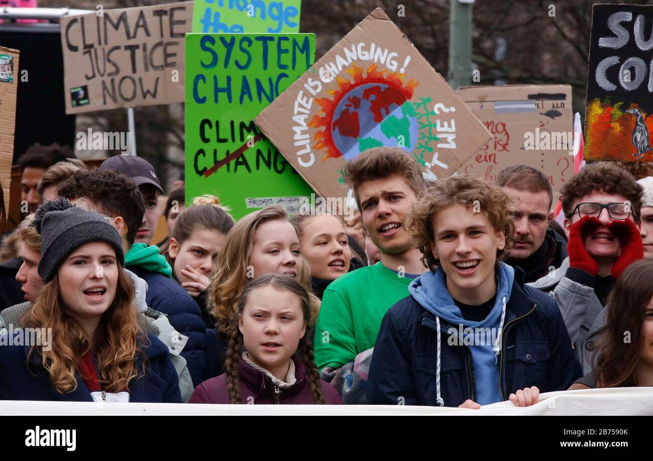 Die Klimaschützer Luisa Marie Neubauer (l.) und Greta Thunberg demonstrieren mit Tausenden Studenten in Berlin bei einer Demonstration "Freitag für die Zukunft" für den Kampf gegen die Klimaerwärmung am 29. März 2019. [Automatisierte Übersetzung] Stockfoto