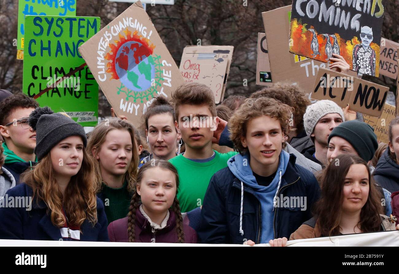 Die Klimaschützer Luisa Marie Neubauer (l.) und Greta Thunberg demonstrieren mit Tausenden Studenten in Berlin bei einer Demonstration "Freitag für die Zukunft" für den Kampf gegen die Klimaerwärmung am 29. März 2019. [Automatisierte Übersetzung] Stockfoto