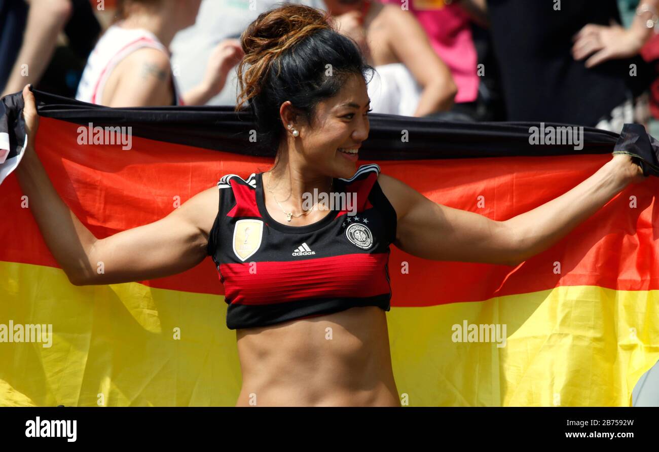 Deutsche Fans halten Deutschlands Nationalflaggen während des Spiels zwischen Deutschland und Cook Island im World Rugby Sevens Series Qualifikationsspiel 2019. Stockfoto