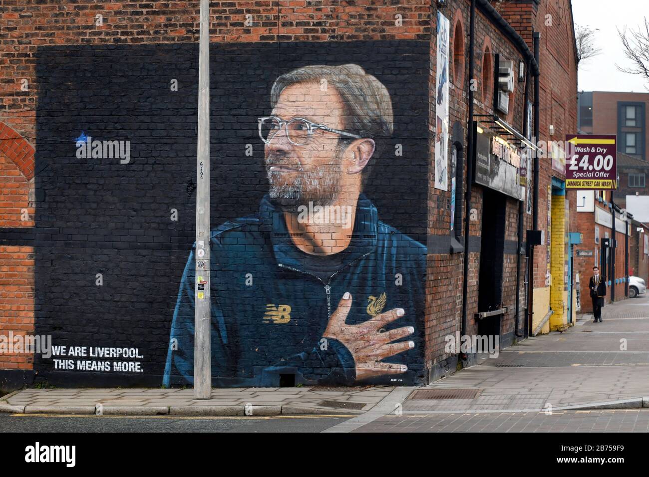Ein großes Plakat mit dem Bild von Jürgen Klopp, dem Trainer des FC Liverpool, und dem Sprichwort "wir sind Liverpool, das heißt mehr", hängt am 01.03.2019 an einer Hauswand im Liverpooler Stadtteil "Baltic Triangle". [Automatisierte Übersetzung] Stockfoto
