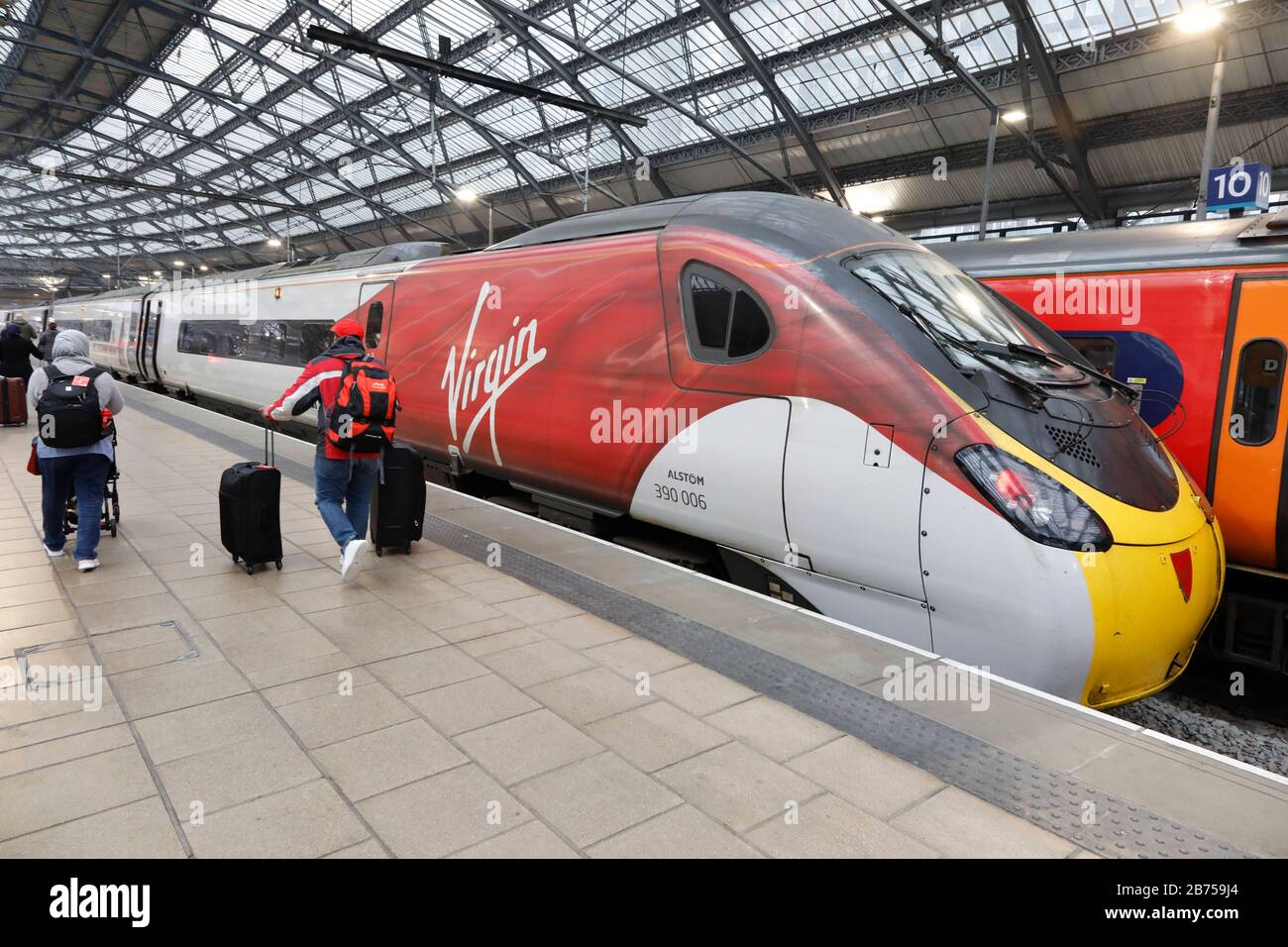 Ein Virgin Train im Bahnhof Liverpool, am 01.03.2019. Die Fahrzeuge der britischen Klasse 390, auch Pendolino Britannico genannt, sind elektrisch angetriebene Neigezüge, die von der Eisenbahngesellschaft Virgin Trains auf der West Coast Main Line in Großbritannien eingesetzt werden. Die Züge wurden von Alstom gebaut, die aktive Neigetechnik lieferte FIAT. [Automatisierte Übersetzung] Stockfoto