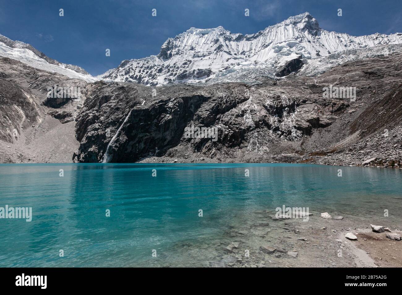 Wandern zur Lagune 69 türkisfarbenes Wasser schneebedeckte peruanische anden cordillera blanca felsige Landschaft Stockfoto