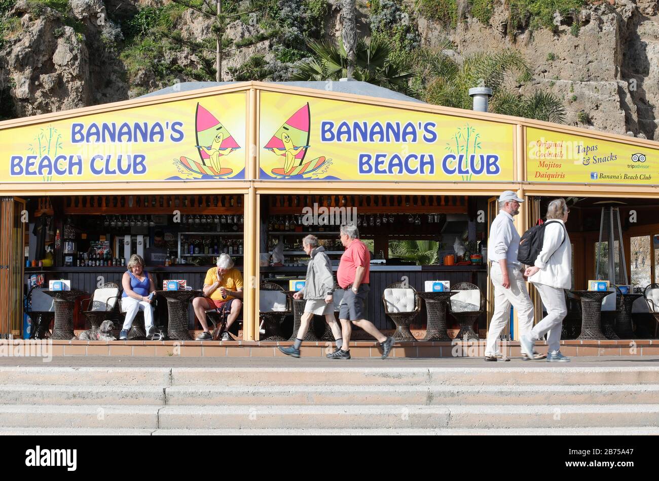 Touristen werden am 13.02.2019 am Bananas Beach Club am Strand von Torremolinos, Spanien vorbeifahren. Der mögliche Brexit hat erhebliche Folgen für die spanische Wirtschaft.15 Millionen britische Urlauber kamen letztes Jahr nach Spanien und gaben 14 Milliarden Euro aus. Mit einem Pfund, das stark abnimmt, geben sie weniger Geld aus oder suchen Ziele in ihrem eigenen Königreich. Das gleiche gilt für die 760.000 britischen Staatsbürger, die einen zweiten Wohnsitz in Spanien haben. [Automatisierte Übersetzung] Stockfoto