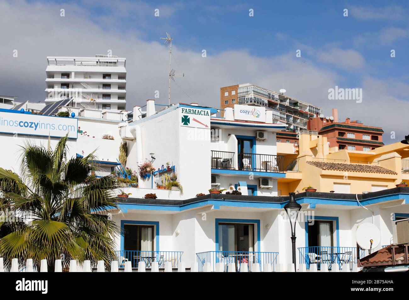 Häuser und Hotelkomplexe mit unterschiedlichen Baustilen stehen direkt nebeneinander am Strand von Torremolinos, Spanien, Costa del Sol, am 13.02.2019. Der mögliche Brexit hat erhebliche Folgen für die spanische Wirtschaft.15 Millionen britische Urlauber kamen letztes Jahr nach Spanien und gaben 14 Milliarden Euro aus. Mit einem Pfund, das stark abnimmt, geben sie weniger Geld aus oder suchen Ziele in ihrem eigenen Königreich. Das gleiche gilt für die 760.000 britischen Staatsbürger, die einen zweiten Wohnsitz in Spanien haben. [Automatisierte Übersetzung] Stockfoto