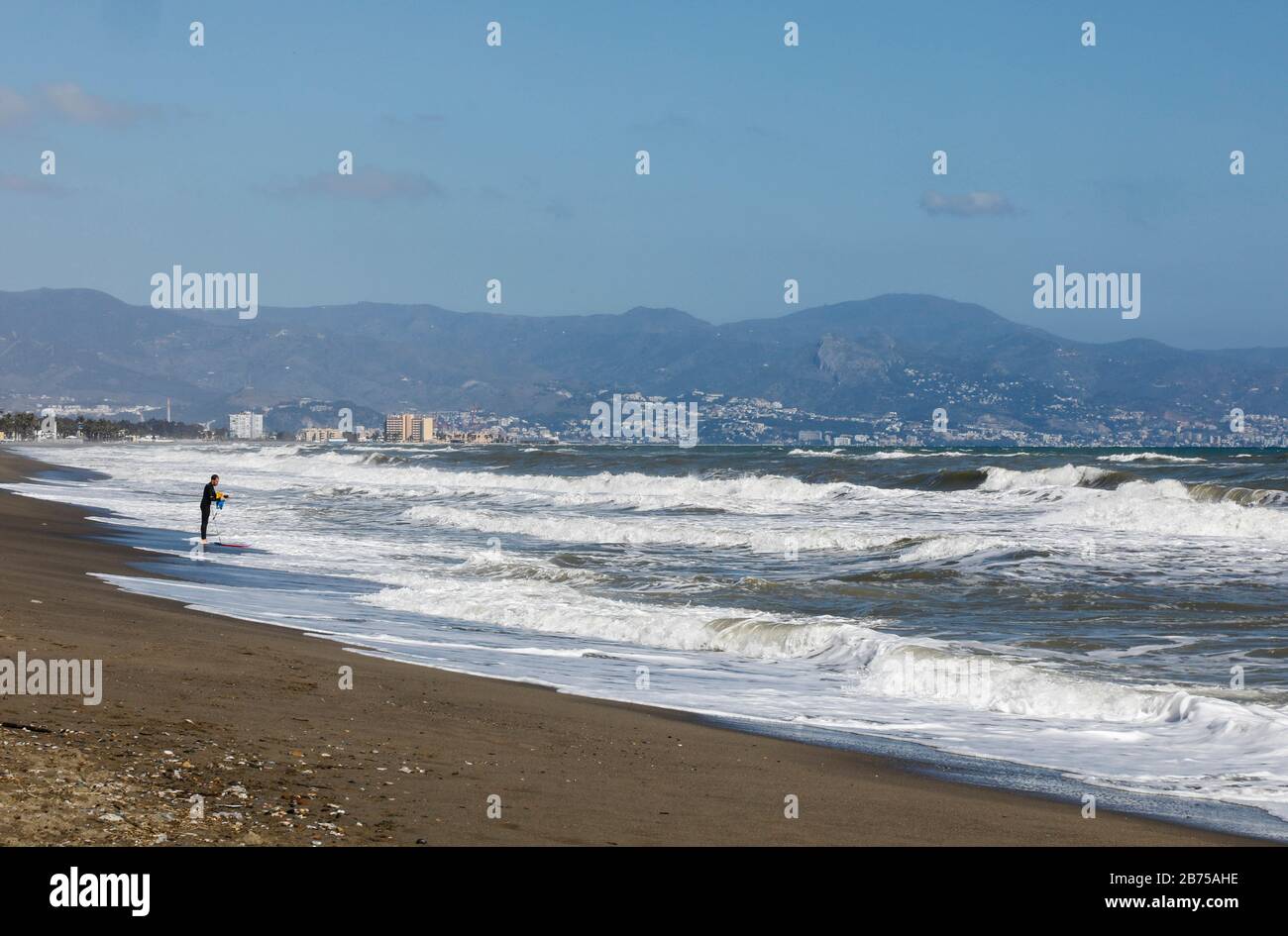 Am 13.02.2019 spaziert ein Mann am menschenleeren Strand von Torremolinos, Spanien, Costa del Sol. Der mögliche Brexit hat erhebliche Folgen für die spanische Wirtschaft.15 Millionen britische Urlauber kamen letztes Jahr nach Spanien und gaben 14 Milliarden Euro aus. Mit einem Pfund, das stark abnimmt, geben sie weniger Geld aus oder suchen Ziele in ihrem eigenen Königreich. Das gleiche gilt für die 760.000 britischen Staatsbürger, die einen zweiten Wohnsitz in Spanien haben. [Automatisierte Übersetzung] Stockfoto
