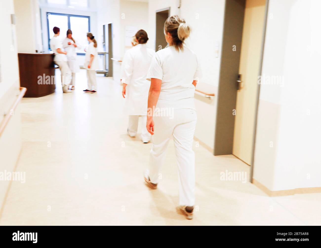 Symbolbild - Krankenschwestern und Pflegepersonal gehen am 25.01.2019 in der neu eröffneten ARONA Klinik in Berlin-Marzahn einen Korridor hinunter. Die Klinik ist auf die geriatrische Medizin spezialisiert. [Automatisierte Übersetzung] Stockfoto