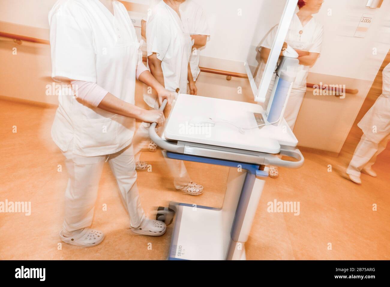 Symbolbild - Krankenschwestern und Pfleger gehen am 25.01.2019 in der neu eröffneten ARONA Klinik in Berlin-Marzahn einen Korridor mit der digitalen Patientenakte hinunter. Die Klinik ist auf die geriatrische Medizin spezialisiert. [Automatisierte Übersetzung] Stockfoto