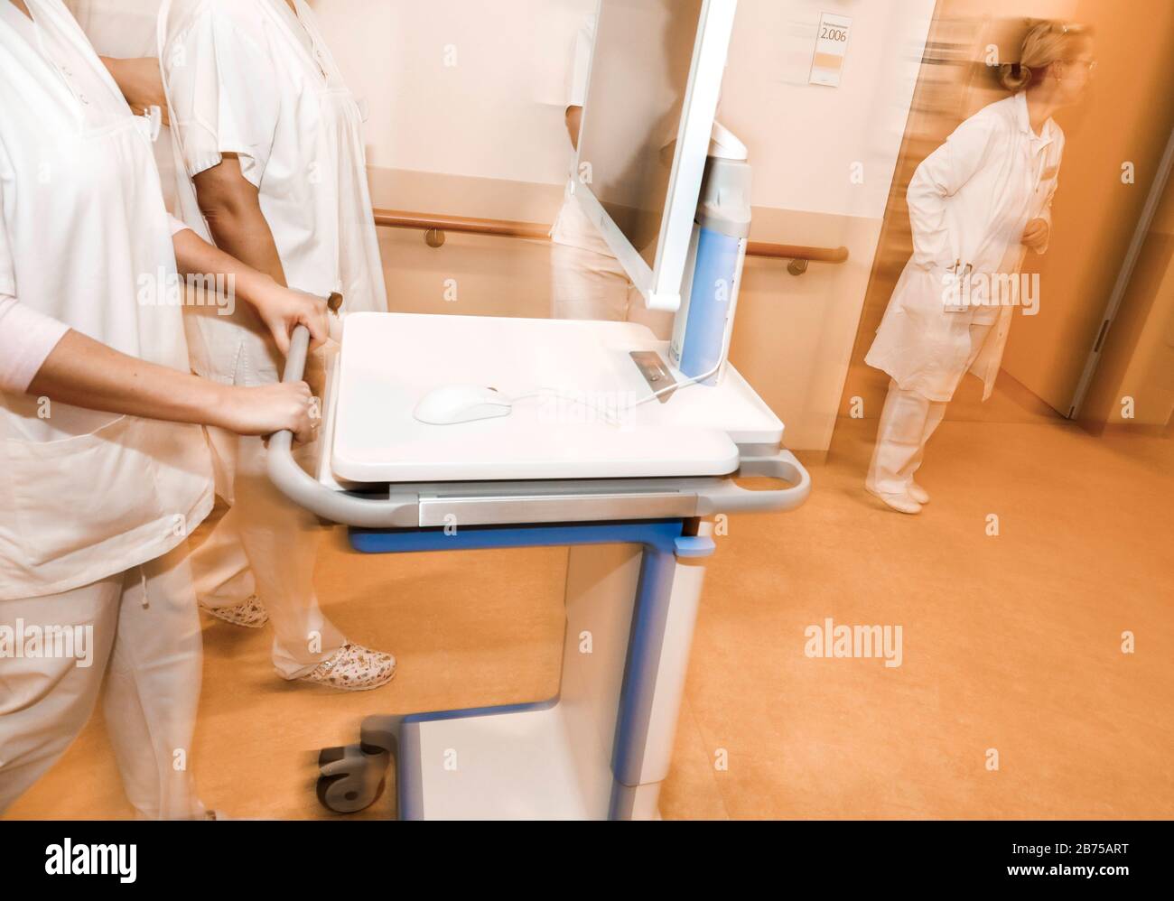 Symbolbild - Krankenschwestern und Pfleger gehen am 25.01.2019 in der neu eröffneten ARONA Klinik in Berlin-Marzahn einen Korridor mit der digitalen Patientenakte hinunter. Die Klinik ist auf die geriatrische Medizin spezialisiert. [Automatisierte Übersetzung] Stockfoto