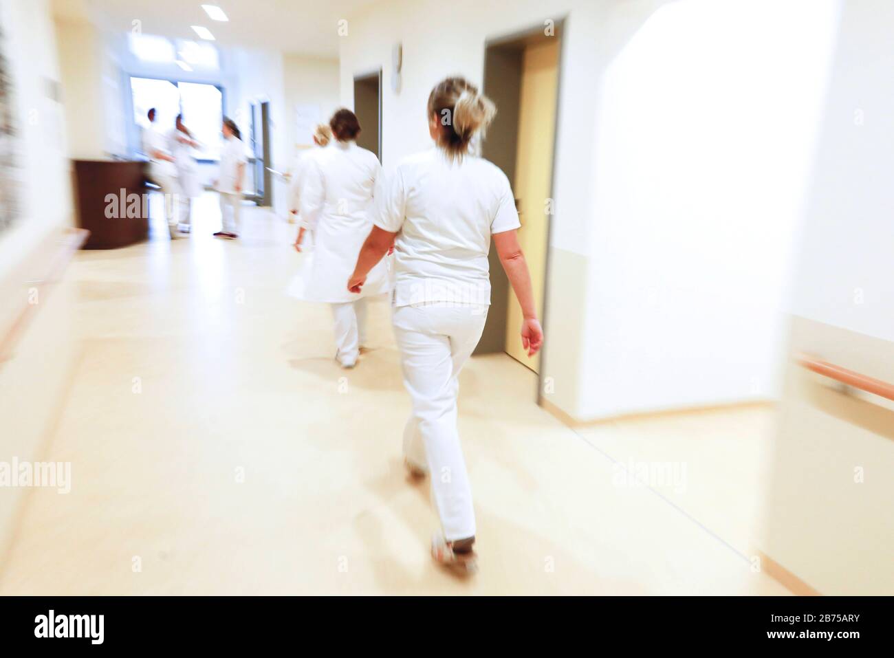 Symbolbild - Krankenschwestern und Pflegepersonal gehen am 25.01.2019 in der neu eröffneten ARONA Klinik in Berlin-Marzahn einen Korridor hinunter. Die Klinik ist auf die geriatrische Medizin spezialisiert. [Automatisierte Übersetzung] Stockfoto