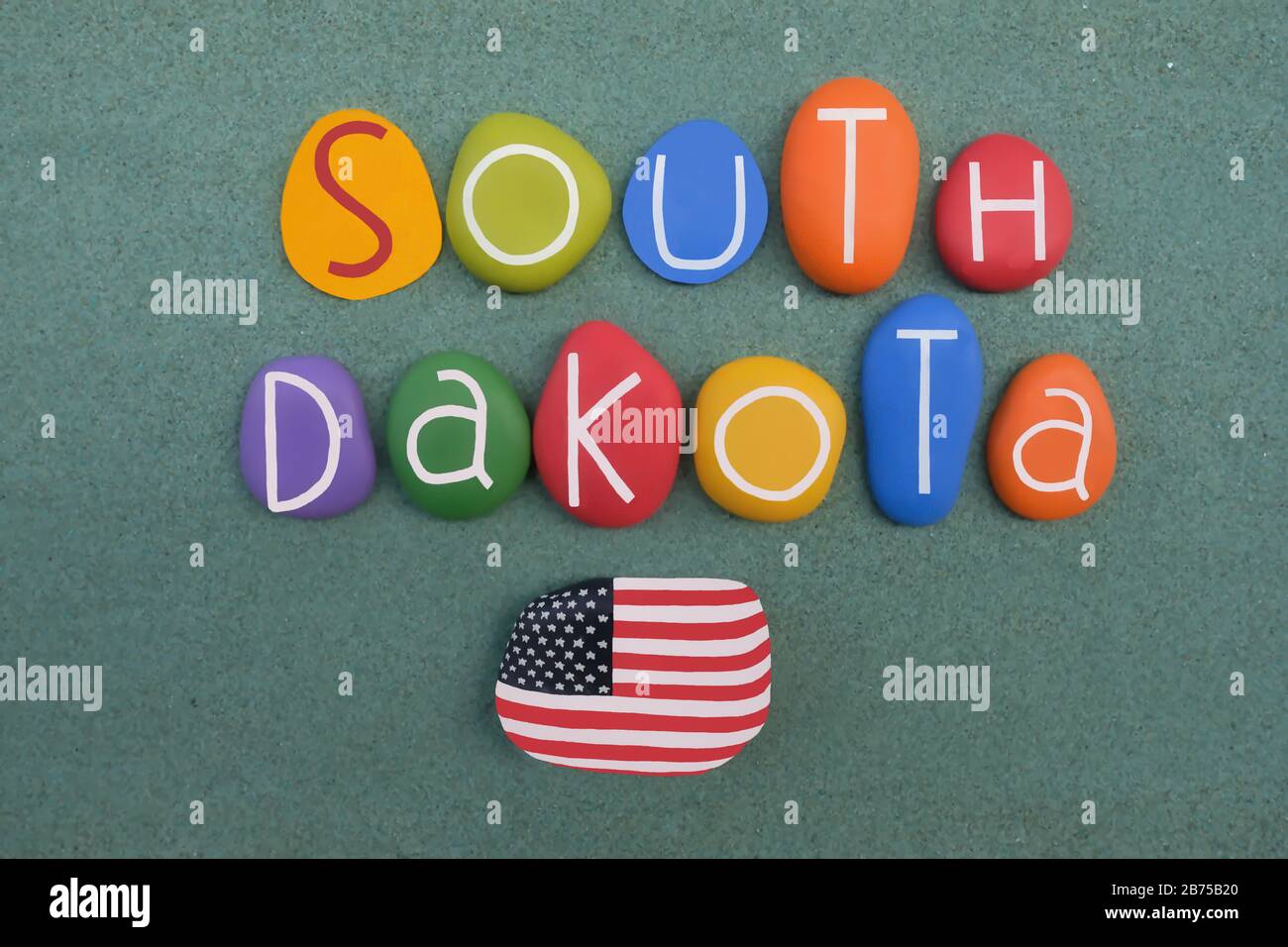 South Dakota, Souvenir mit farbigen Steinbuchstaben über grünem Sand Stockfoto
