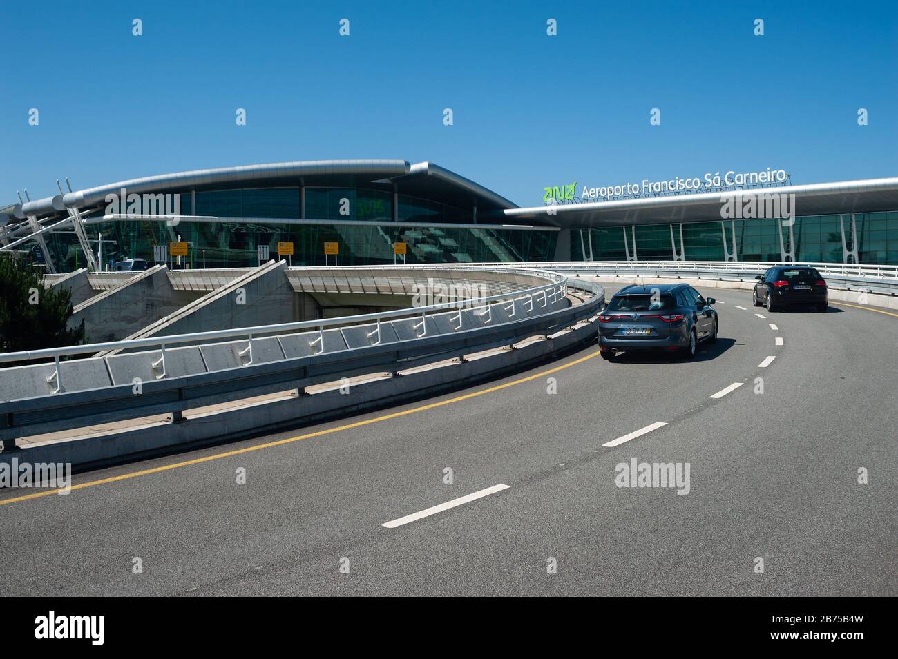 16.06.2018, Porto, Portugal, Europa - Blick auf die Zufahrtsstraße und den Terminal des internationalen Flughafens von Porto Francisco Sa Carneiro. [Automatisierte Übersetzung] Stockfoto