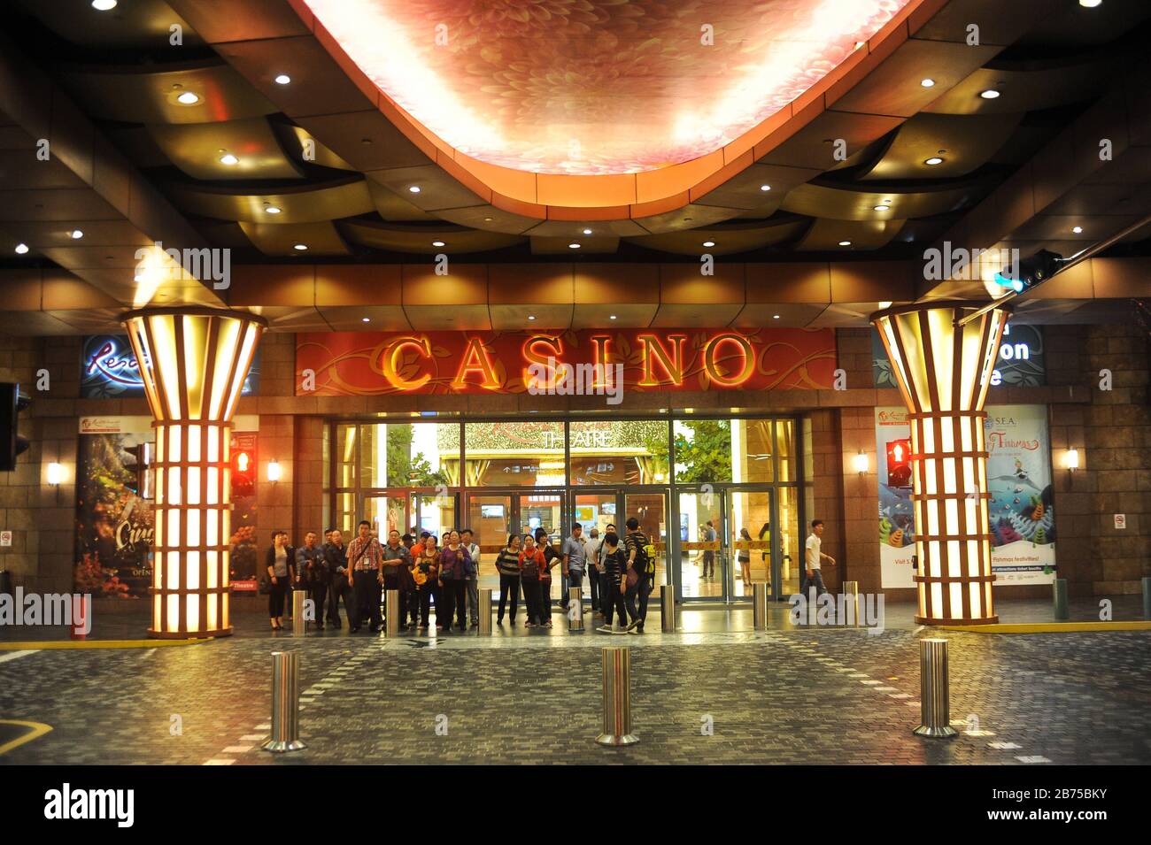 07.12.2015, Singapur, Republik Singapur, Asien - die Leute stehen vor dem Casino in Resorts World Sentosa. [Automatisierte Übersetzung] Stockfoto