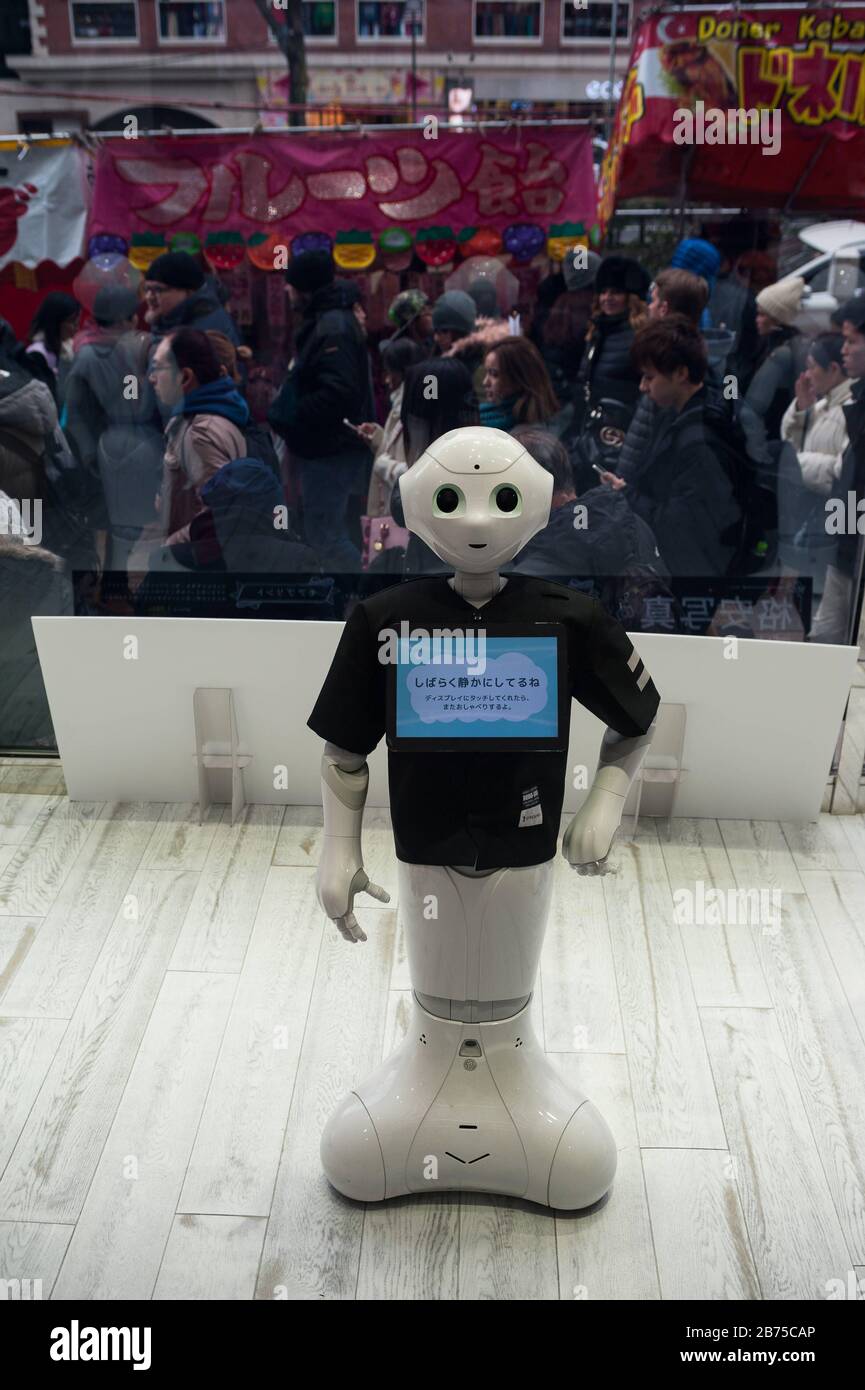 31.12.2017, Tokio, Japan, Asien - IM Fenster eines Fachgeschäftes im Stadtteil Shibuya ist EIN halbinhumanoider Roboter der Pepper-Serie zu sehen. Der Pepper Roboter wird von SoftBank Robotics hergestellt und kann Emotionen erkennen. [Automatisierte Übersetzung] Stockfoto