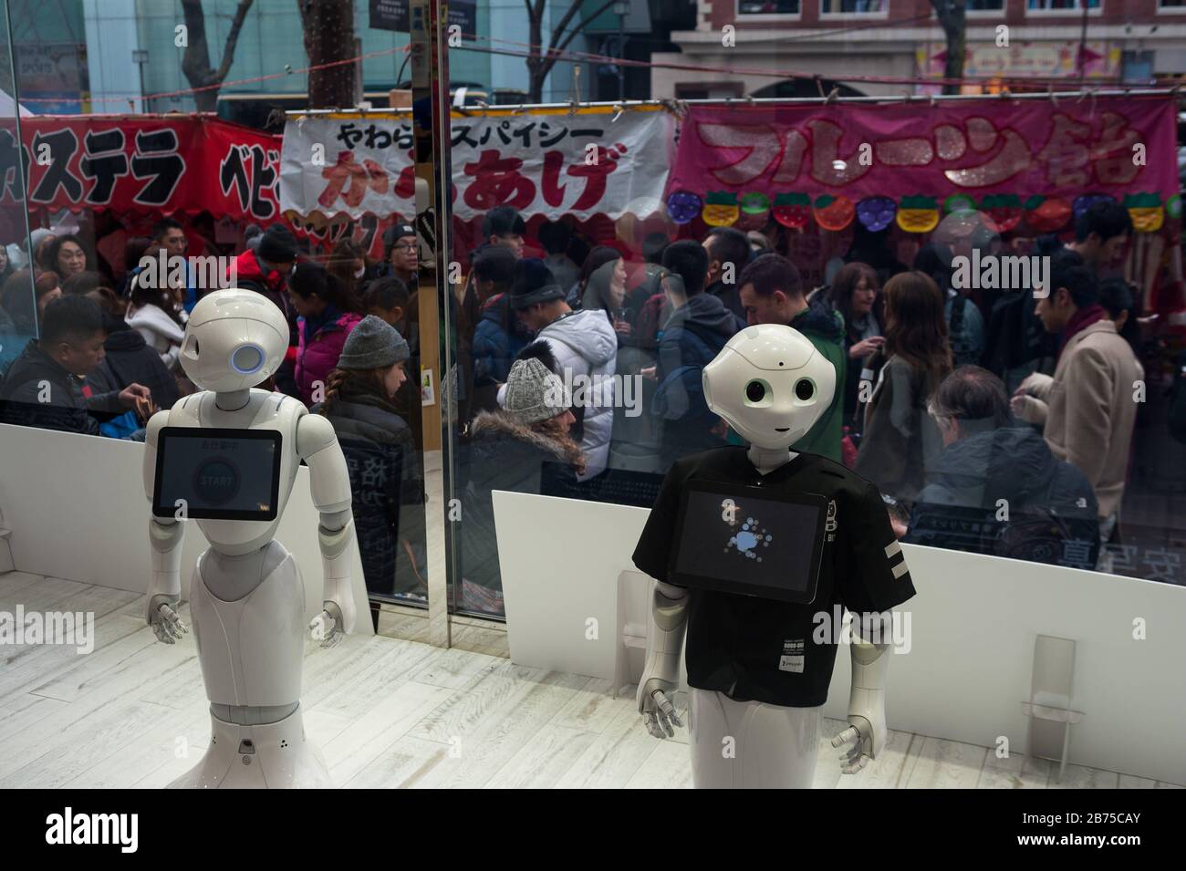 31.12.2017, Tokio, Japan, Asien - im Schaufenster eines Fachgeschäftes im Tokioter Stadtteil Shibuya sind zwei halbhumanoide Roboter der Pepper-Serie zu sehen. Der Pepper Roboter wird von SoftBank Robotics hergestellt und kann Emotionen erkennen. [Automatisierte Übersetzung] Stockfoto