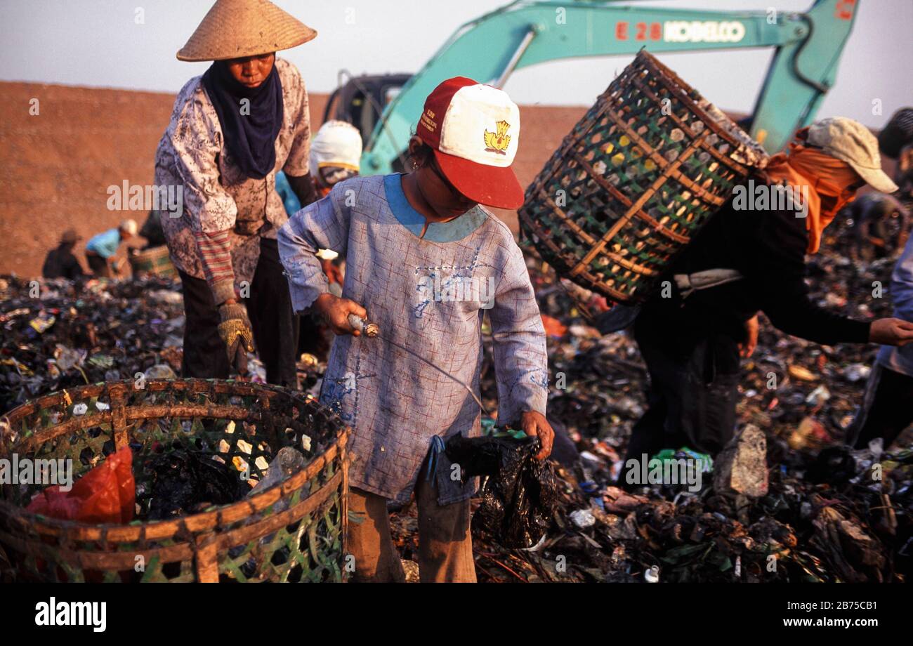 11.08.2009, Jakarta, Java, Indonesien, Asien - auf der Abfallentsorgungsstelle Bantar Gebang in Bekasi, West Java, sucht ein indonesisches Mädchen den Müll nach recyclingfähigen Materialien wie Kunststoff und Metall. Mehr als 6000 Menschen, Erwachsene und Kinder, arbeiten als Müllsammler auf der Deponie von Bantar Gebang, wo täglich bis zu 7000 Tonnen Müll entsorgt werden. Es beherbergt auch etwa 3000 Familien, die in provisorischen Schutzräumen leben. [Automatisierte Übersetzung] Stockfoto