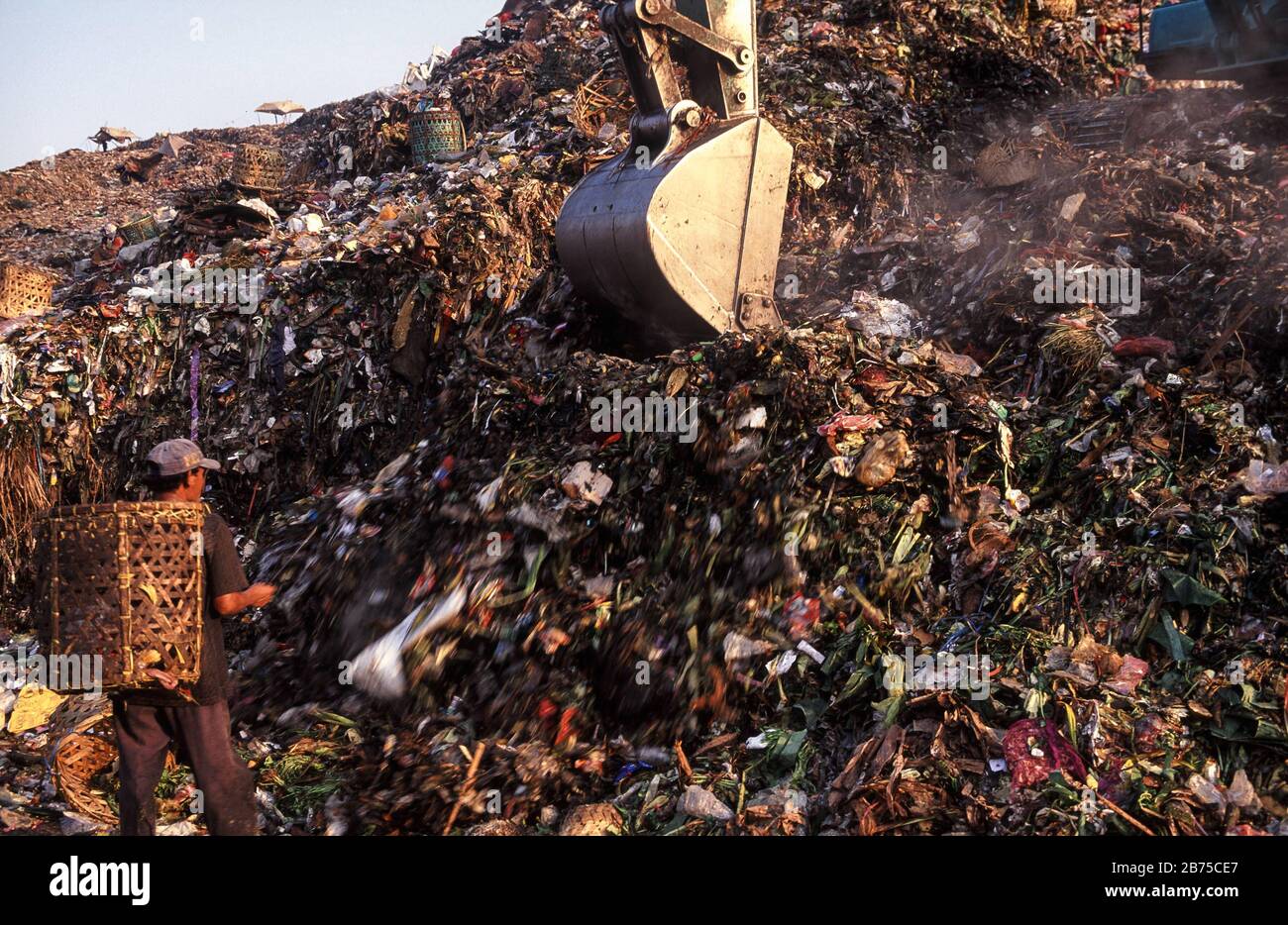 11.08.2009, Jakarta, Java, Indonesien, Asien - an der Abfallentsorgungsstelle Bantar Gebang in Bekasi, West Java, sucht ein indonesischer Müllsammler den Abfall nach recyclingfähigen Materialien wie Kunststoff und Metall. Mehr als 6000 Menschen, Erwachsene und Kinder, arbeiten als Müllsammler auf der Deponie von Bantar Gebang, wo täglich bis zu 7000 Tonnen Müll entsorgt werden. Es beherbergt auch etwa 3000 Familien, die in provisorischen Schutzräumen leben. [Automatisierte Übersetzung] Stockfoto