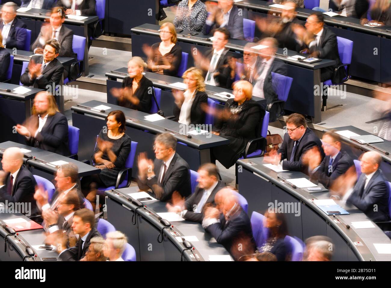 Die Abgeordneten der Grünen, der CDU und der FDP begrüssten während einer Sitzung im Deutschen Bundestag. [Automatisierte Übersetzung] Stockfoto