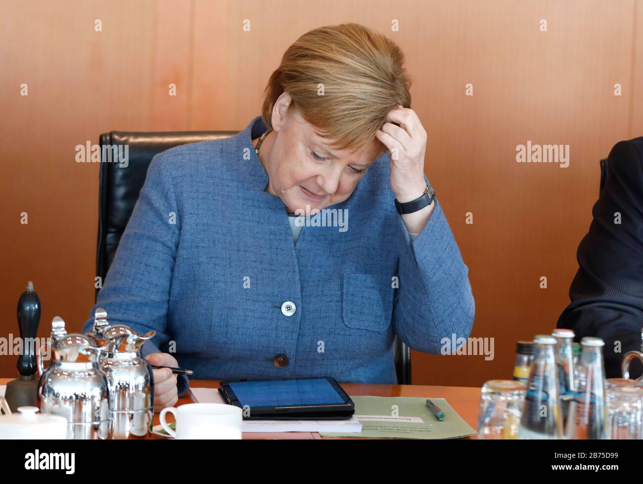 Bundeskanzlerin Angela Merkel sitzt vor Beginn einer Kabinettssitzung mit einem ernsten Gesicht am Kabinettstisch. Merkel tritt als CDU-Parteichefin zurück, auch ihre Kanzlerschaft will sie nicht verlängern. [Automatisierte Übersetzung] Stockfoto
