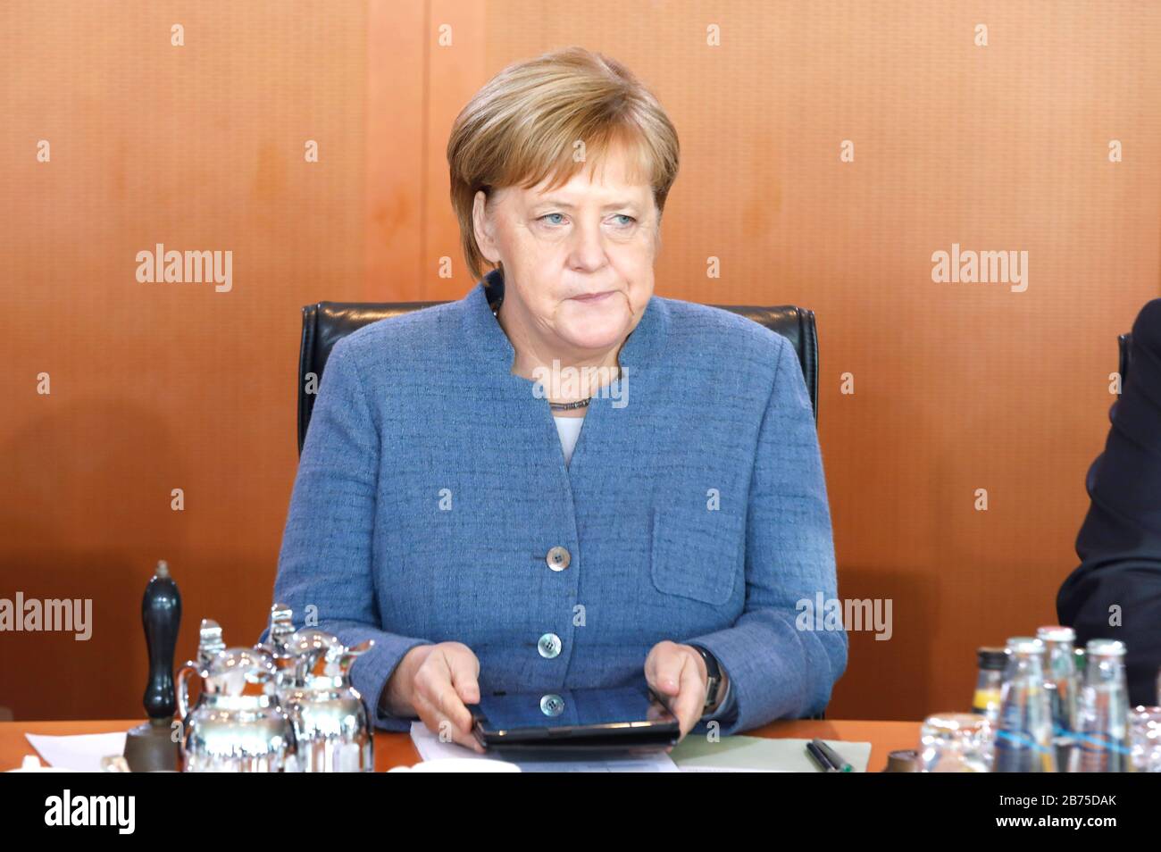 Bundeskanzlerin Angela Merkel nimmt vor Beginn einer Kabinettssitzung mit ernsthaftem Ausdruck ihren Sitz am Kabinettstisch ein. Merkel tritt als CDU-Parteichefin zurück, auch ihre Kanzlerschaft will sie nicht verlängern. [Automatisierte Übersetzung] Stockfoto
