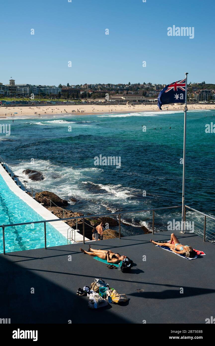 21.09.2018, Sydney, New South Wales, Australien - die Menschen sonnen sich auf der Sonnenterasse des Bondi Iceberg Schwimmvereins, während der Strand von Bondi Beach im Hintergrund zu sehen ist. [Automatisierte Übersetzung] Stockfoto