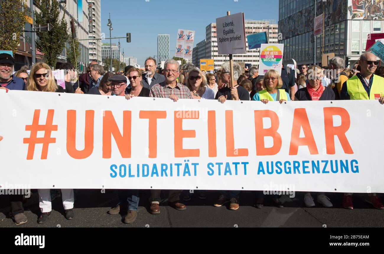 #unteilbare Demonstration in Berlin am 13.10.2018. Fast eine Viertelmillion Menschen aus ganz Deutschland haben sich gegen Rassismus und Hass als Vorbild gesetzt. Sie waren dem Aufruf zur #unteilbaren'-großen Demo gefolgt. [Automatisierte Übersetzung] Stockfoto