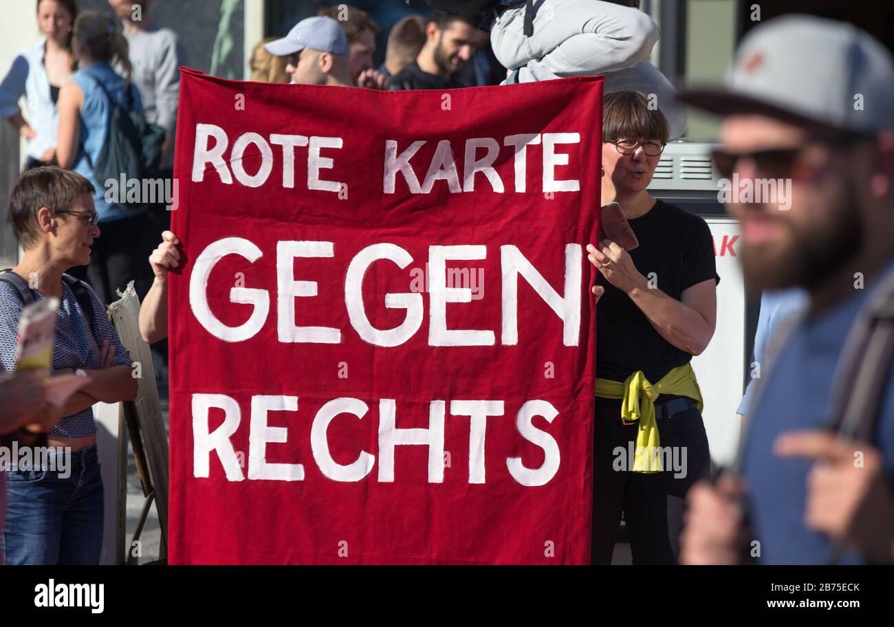 Unteilbare Demonstration in Berlin am 13.10.2018, Demonstranten mit Plakat "Rote Karte gegen Recht". # Fast eine Viertelmillion Menschen aus ganz Deutschland haben sich gegen Rassismus und Hass als Vorbild gesetzt. Sie waren dem Aufruf zur #unteilbaren'-großen Demo gefolgt. [Automatisierte Übersetzung] Stockfoto