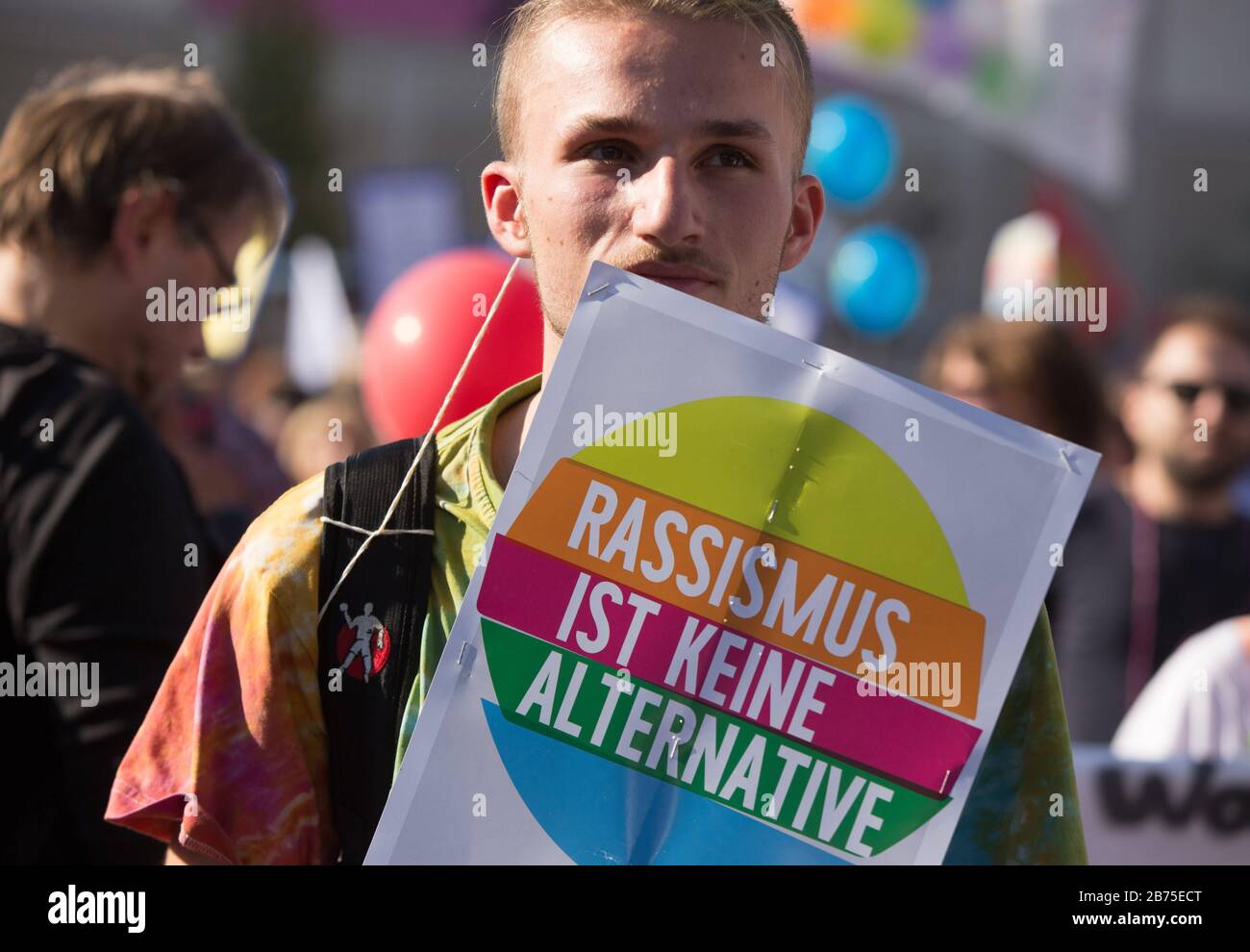 #unteilbare Demonstration am 13.10.2018 in Berlin, Mann mit Schild "Rassismus ist keine Alternative". Fast eine Viertelmillion Menschen aus ganz Deutschland haben sich gegen Rassismus und Hass als Vorbild gesetzt. Sie waren dem Aufruf zur #unteilbaren'-großen Demo gefolgt. [Automatisierte Übersetzung] Stockfoto