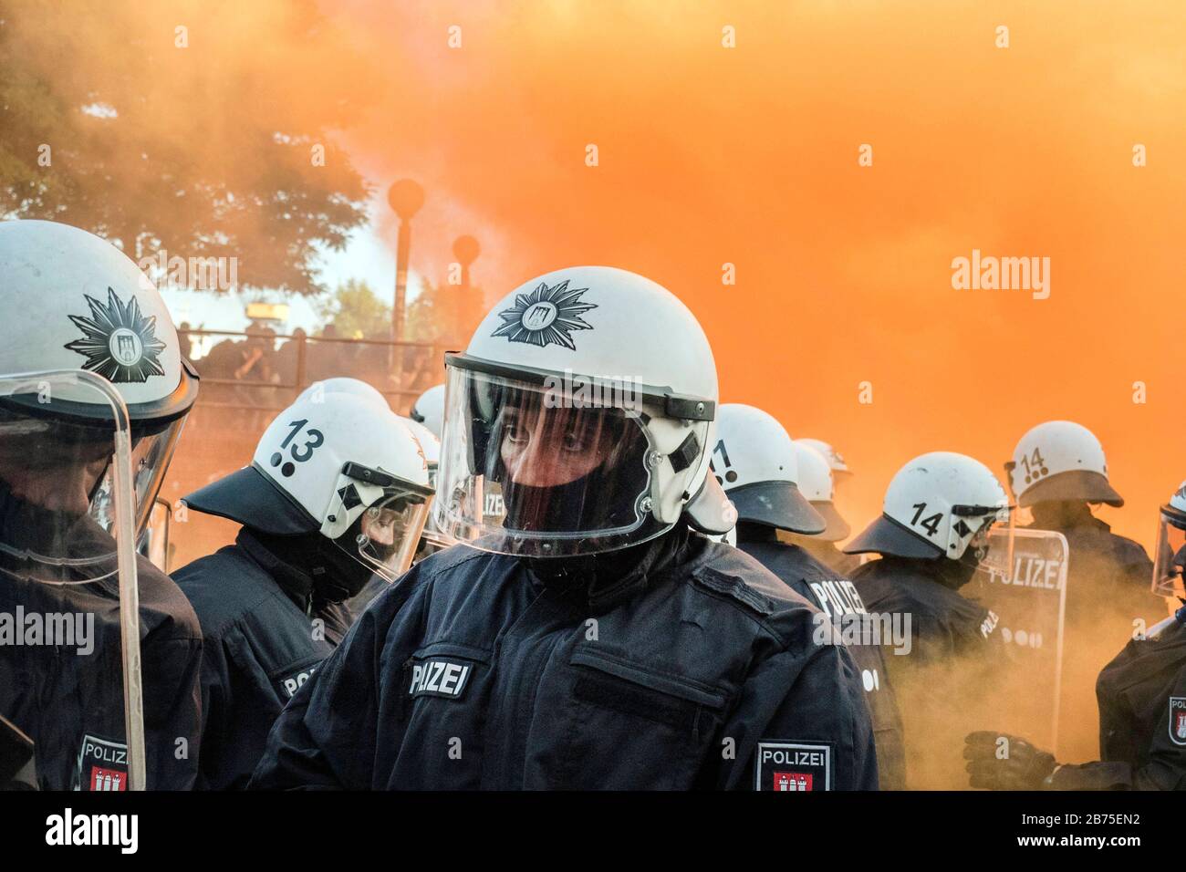 Eine Gruppe von Polizisten umhüllte sich in den Rauch mehrerer Bengalos. [Automatisierte Übersetzung] Stockfoto