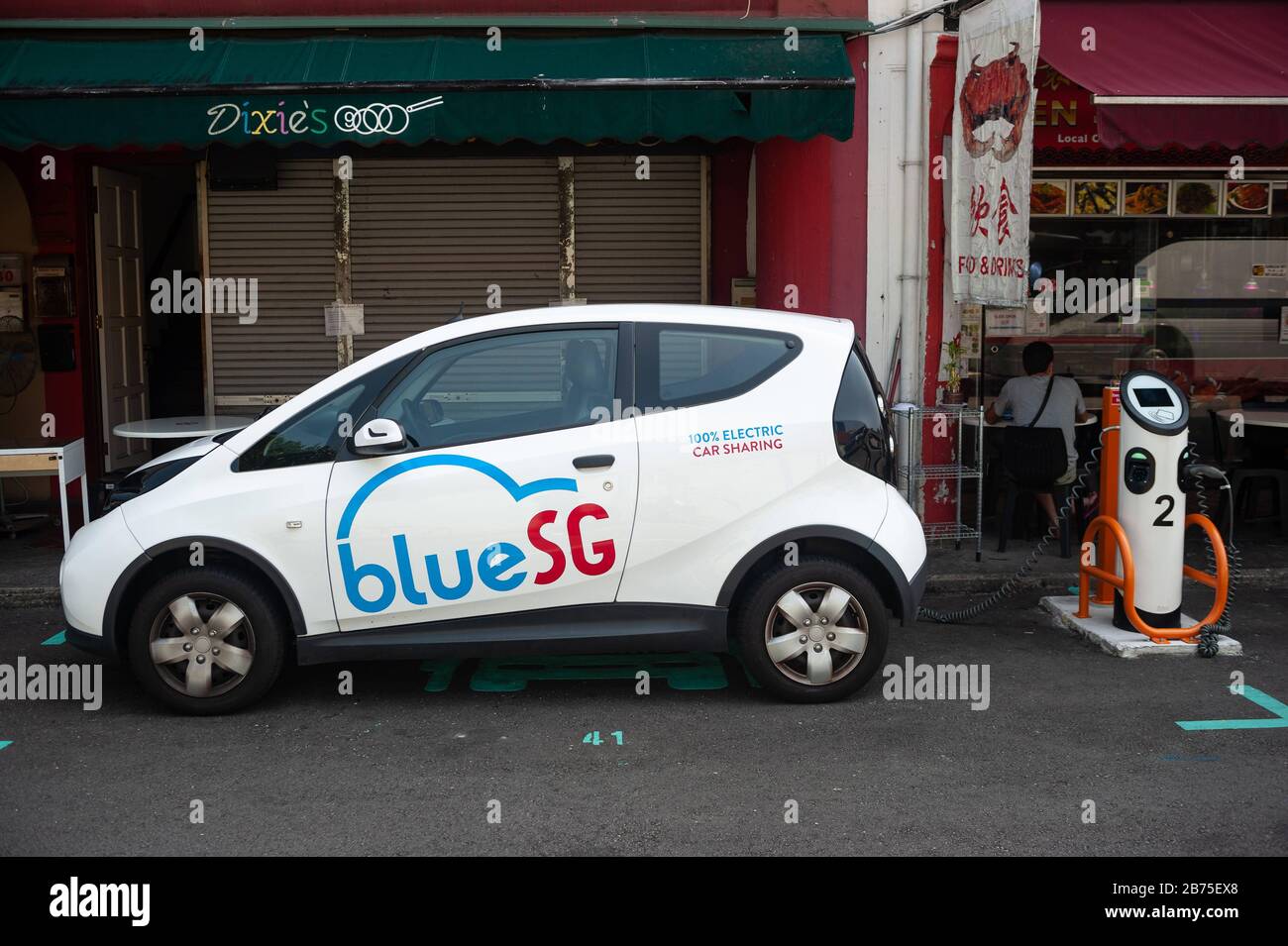 04.04.2018, Singapur, Republik Singapur, Asien - ein Elektrofahrzeug von Blue SG wird an einer Ladestation in Chinatown aufgeladen. Blue SG ist Singapurs erster Car-Sharing-Anbieter für 100-Elektroautos mit 2000 Ladestationen in der Stadt. [Automatisierte Übersetzung] Stockfoto