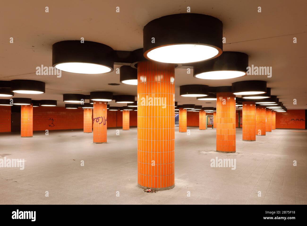 Blick in die Unterführung des Messedmms am ICC in Berlin, am 07.08.2018. Der Fußgängertunnel zwischen dem Internationalen Kongresszentrum ICC, dem Busbahnhof und dem nächsten S-Bahnhof wurde von Architekt Rainer Gerhard Ruemmler entworfen. Mit seinem Design aus den 70er Jahren in leuchtendem Orange wurde der Tunnel als Kulisse für viele Hollywood-Filme verwendet, darunter "die Tribute von panem" und "Kapitän America". Nach Plänen der Stadt Berlin sollte die Unterführung gesperrt werden. [Automatisierte Übersetzung] Stockfoto