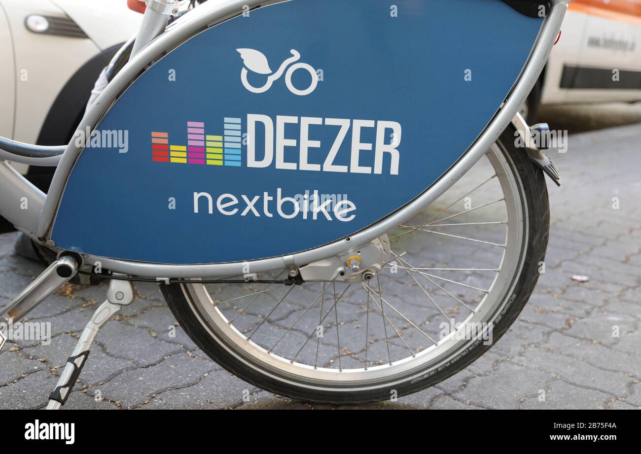 Ein Fahrrad von Deezer am 06.08.2018 in Berlin. [Automatisierte Übersetzung] Stockfoto