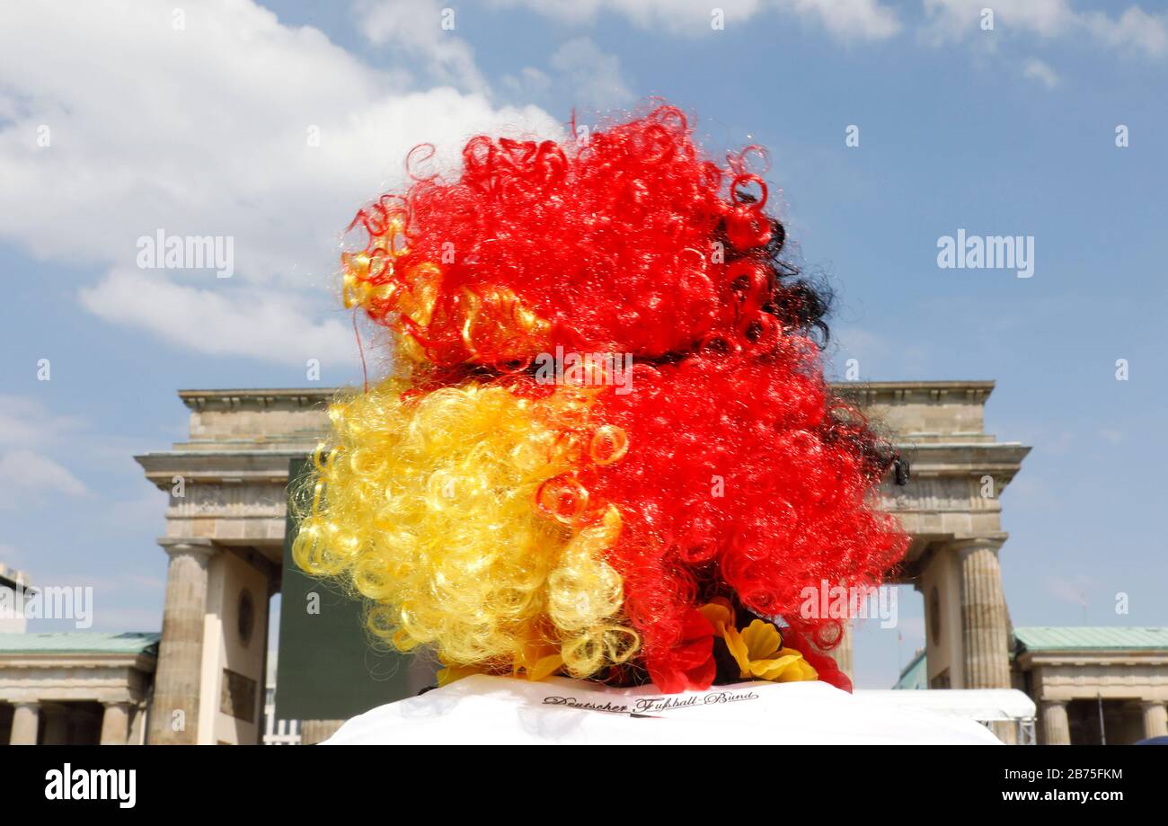 Ein deutscher Fußballfan wird am 17. Juni 2018 auf der Brandenburger Pforte in der Berliner Fanmeile eine schwarz-rote Goldene Peru-Ecke für das Eröffnungsspiel Deutschland gegen Mexiko tragen. [Automatisierte Übersetzung] Stockfoto