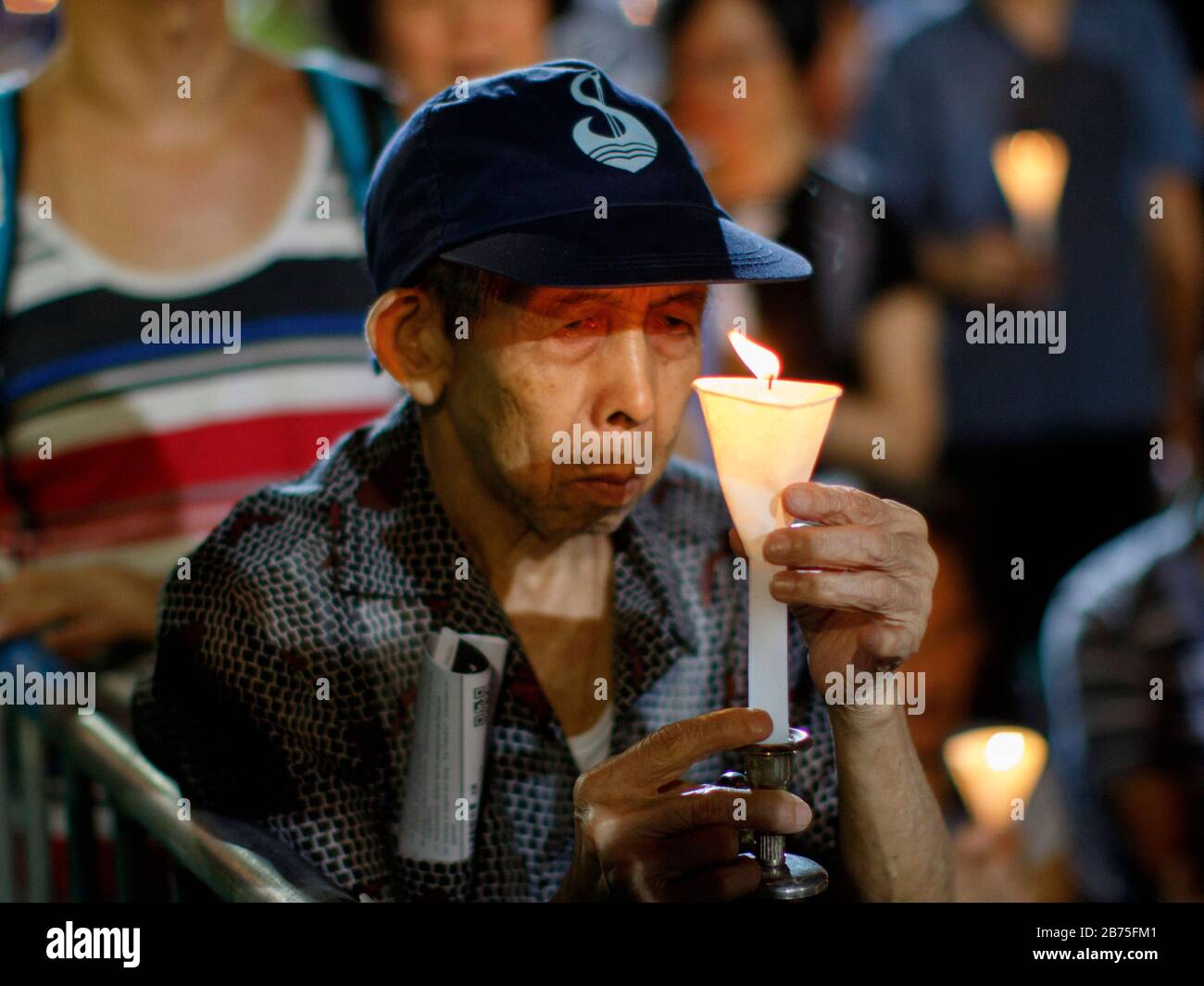 Tausende Menschen versammeln sich im Victoria Park zum Gedenken an das Massaker vom 4. Juni 1989 in Hongkong, China, 04. Juni 2018. Sie fordern auch das Ende der Ein-Parteien-Herrschaft in China und würdigten den verstorbenen chinesischen Dissidenten und Nobelpreisträger Liu Xiaobo. Hongkong ist der einzige Ort auf chinesischem Gebiet, an dem eine solche Mahnwache erlaubt ist. Stockfoto