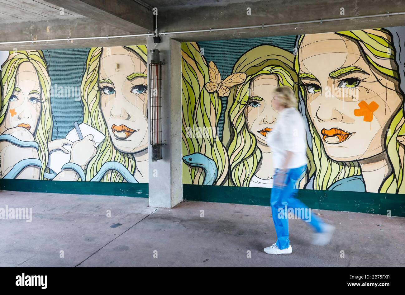 Ein Wandbild des Künstlers "El Boco", ausgestellt in der Holzmarktstraße 25 in Berlin. Mehr als 100 Künstler zeigen ihre sogenannten Wandbilder, Wandbilder, in der ganzen Stadt wie in einer Freilichtgalerie. [Automatisierte Übersetzung] Stockfoto
