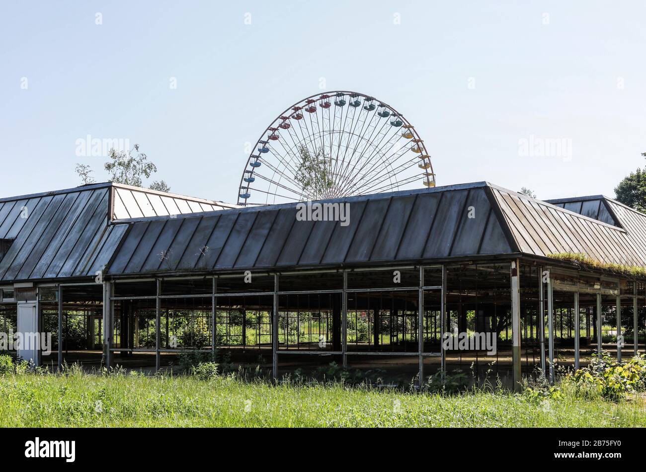 Blick auf das rostende Riesenrad im ehemaligen Spreepark im Berliner Plaenterwald, im Vordergrund das verlassene Restaurantgebäude. Zu DDR-Zeiten war der Spielplatz ein gut besuchter Vergnügungspark. Die Gruen Berlin GmbH wird den Park umgestalten. [Automatisierte Übersetzung] Stockfoto