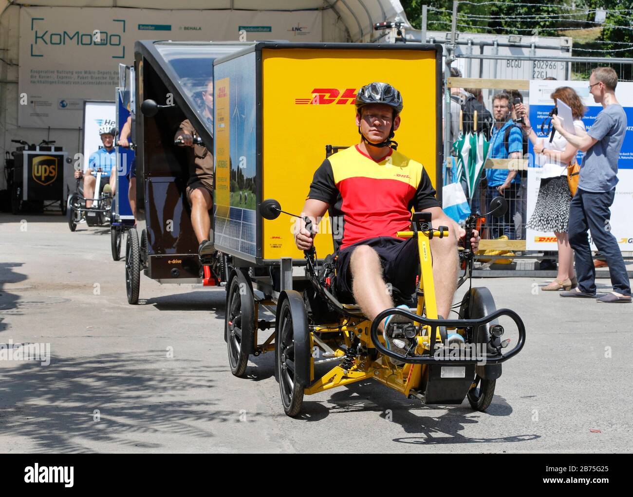 Ein Lastrad des Paketdienstes DHL in Berlin am 30.06.2018. In einem Modellprojekt starten Paketdienstleister in Berlin-Prenzlauer Berg ihre Sendungen mit Lasträdern zu verteilen. Dazu betreiben die fünf größten Paketdienste ein gemeinsames innerstädtisches Umschlagzentrum. [Automatisierte Übersetzung] Stockfoto