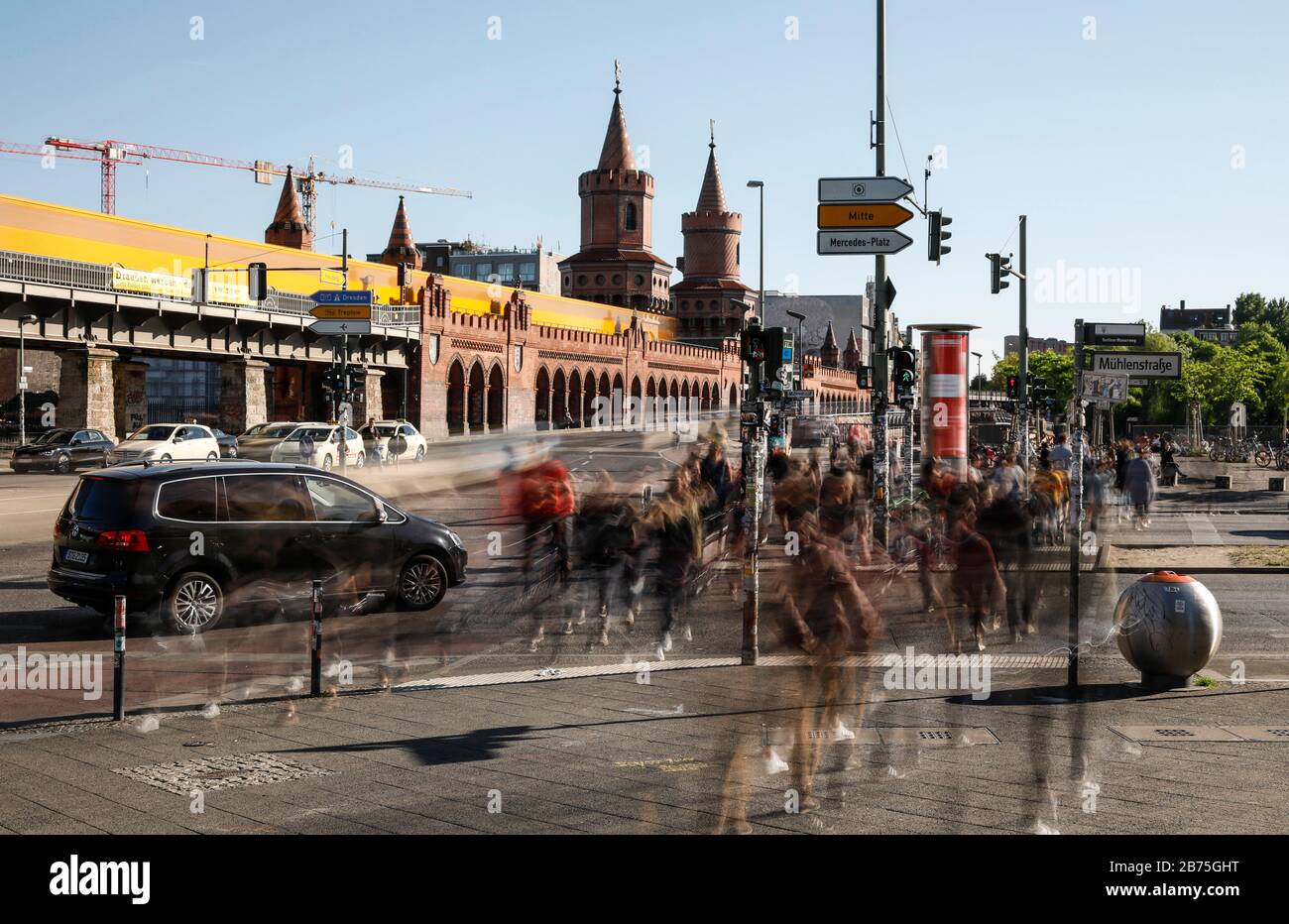 Eine lange Belichtungszeit zeigt eine umfahrende U-Bahn auf der Oberbaumbrücke und Menschen, die eine Straße überqueren, am 05.05.2018. [Automatisierte Übersetzung] Stockfoto
