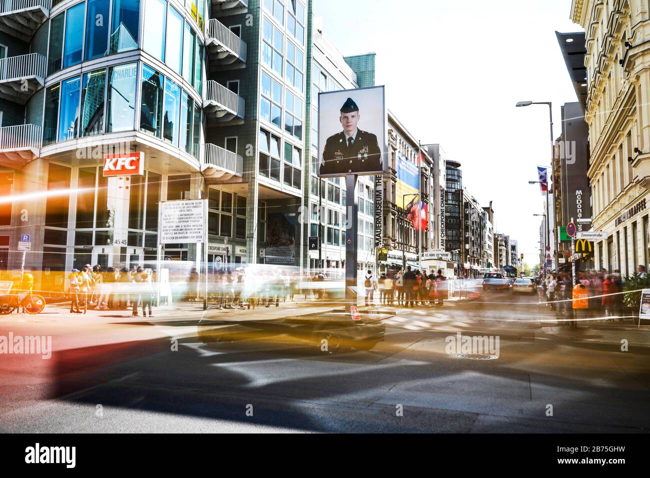 Eine lange Exposition zeigt Autos, die am Checkpoint Charlie über die Kreuzung fahren, und Touristen am 04.05.2018. [Automatisierte Übersetzung] Stockfoto
