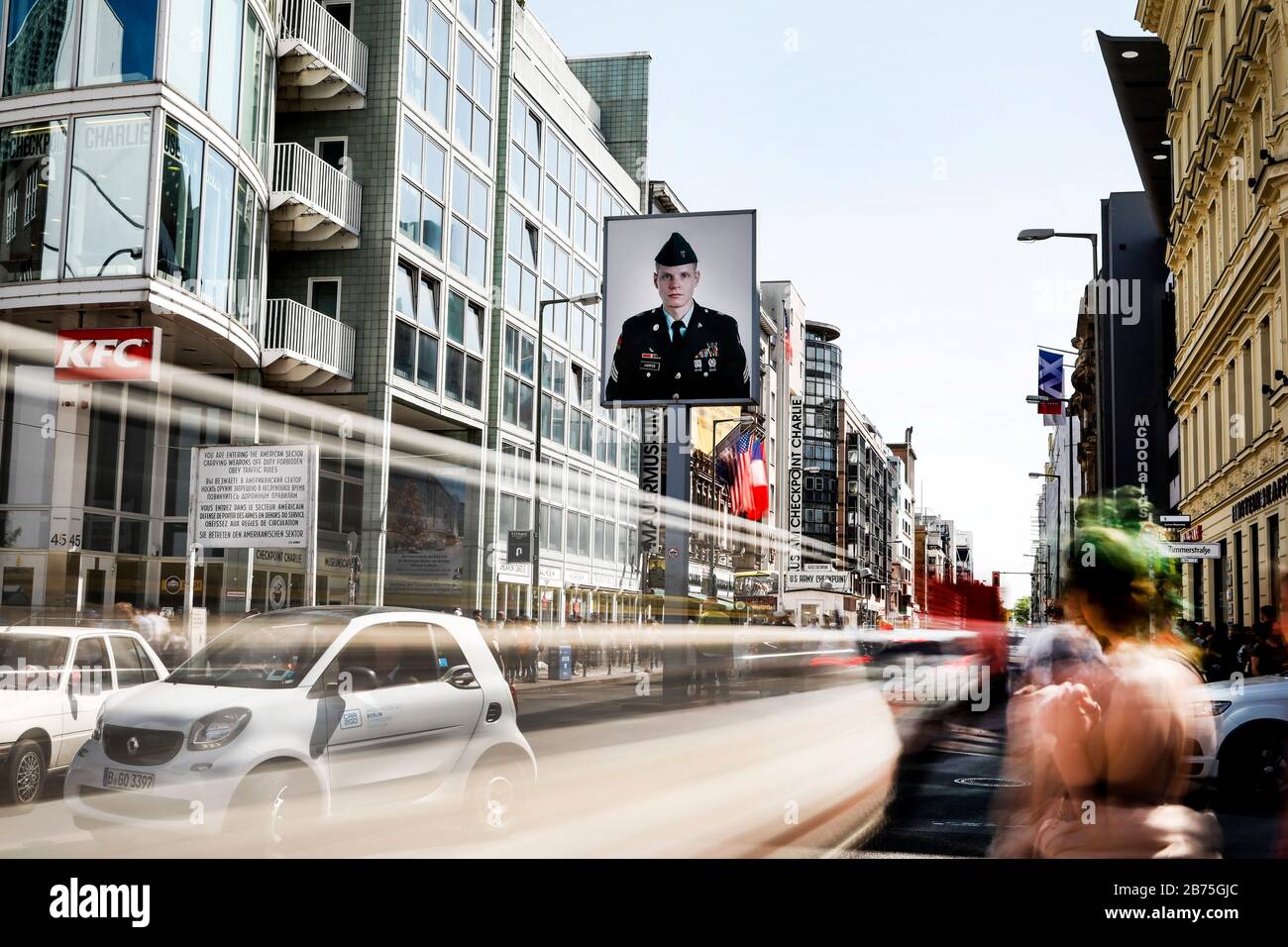 Eine lange Exposition zeigt Autos, die am Checkpoint Charlie über die Kreuzung fahren, und Touristen am 04.05.2018. [Automatisierte Übersetzung] Stockfoto